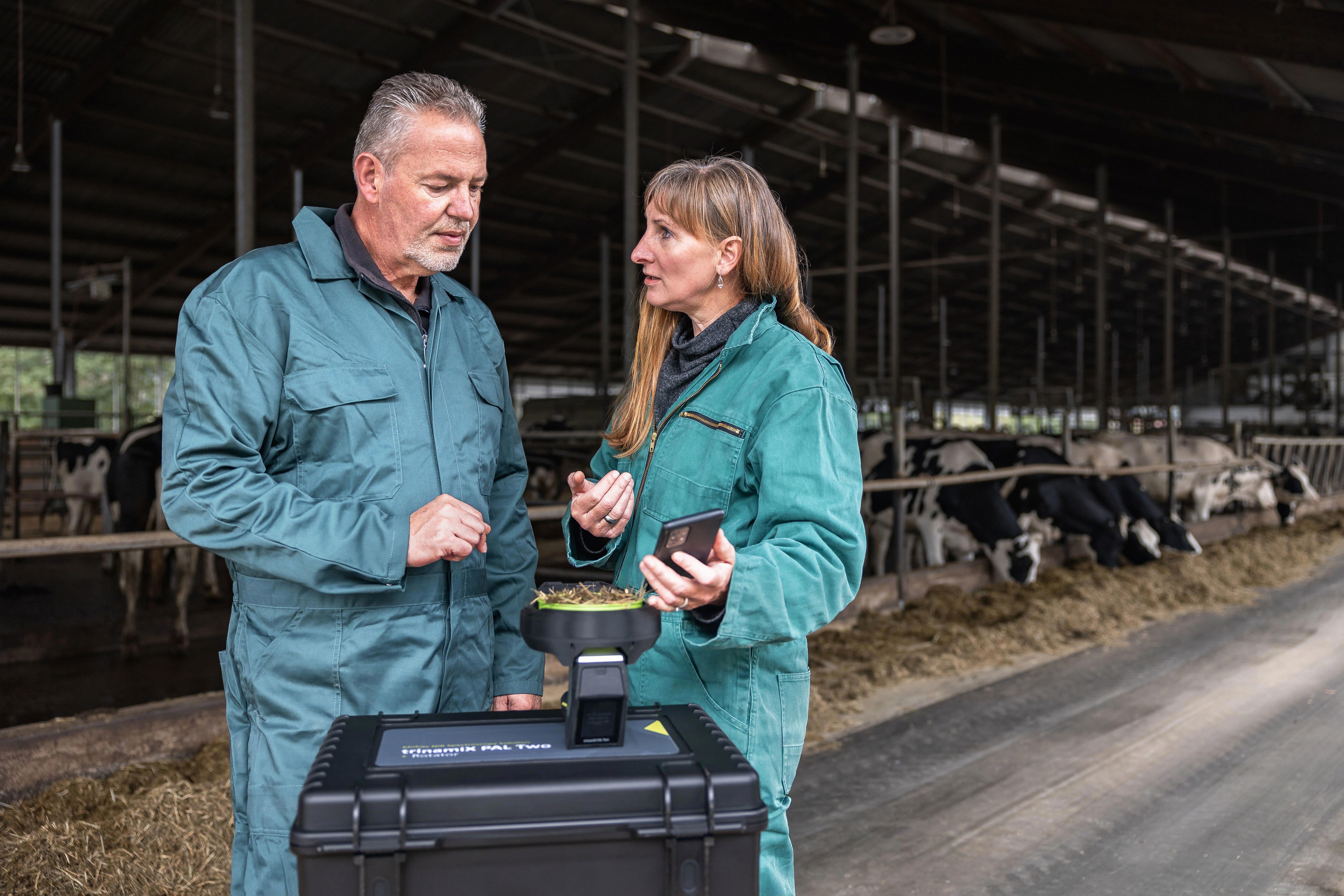 agro-on-farm-handheld-device-cows-stable
