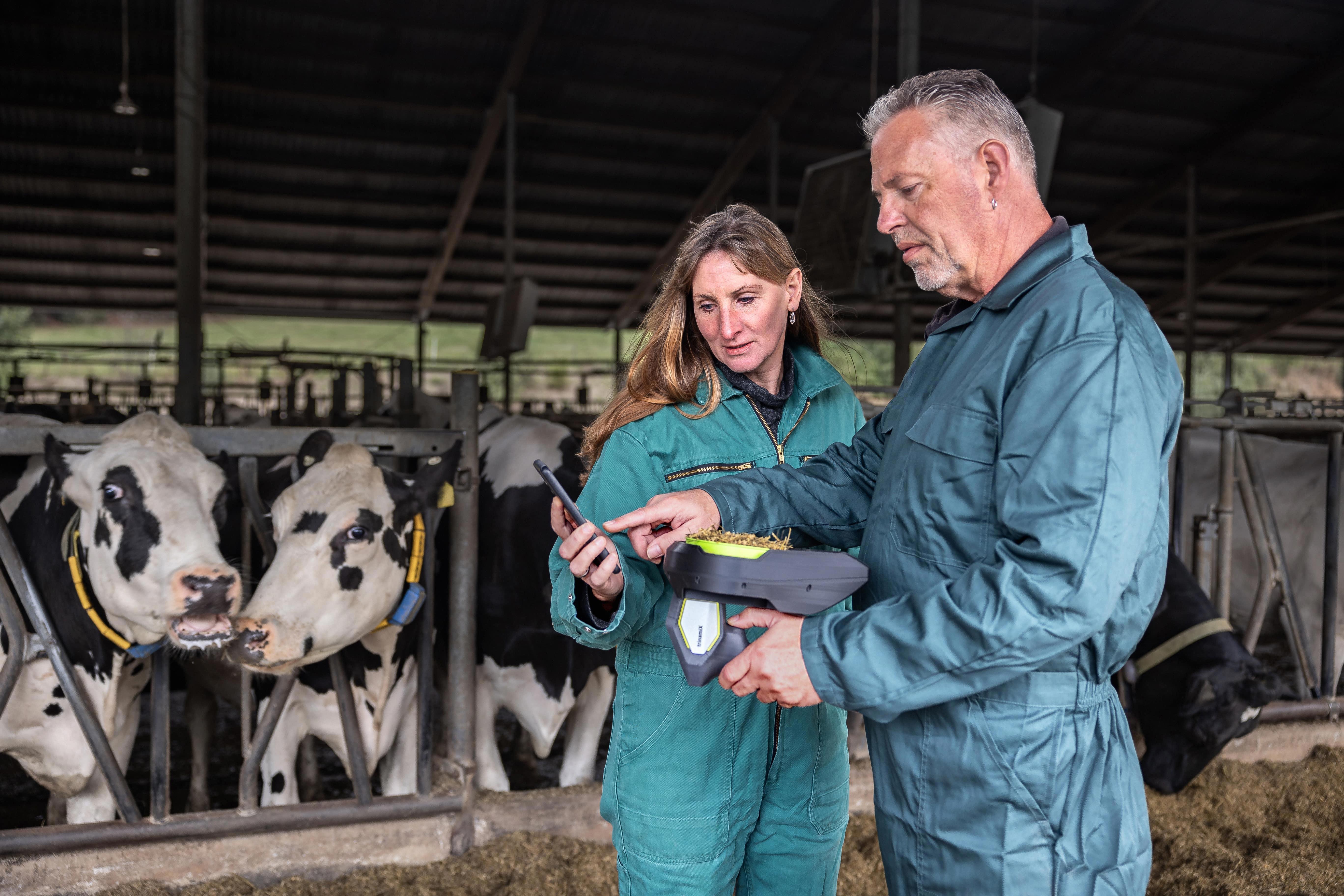agro-on-farm-handheld-device-man-woman-cows-stable