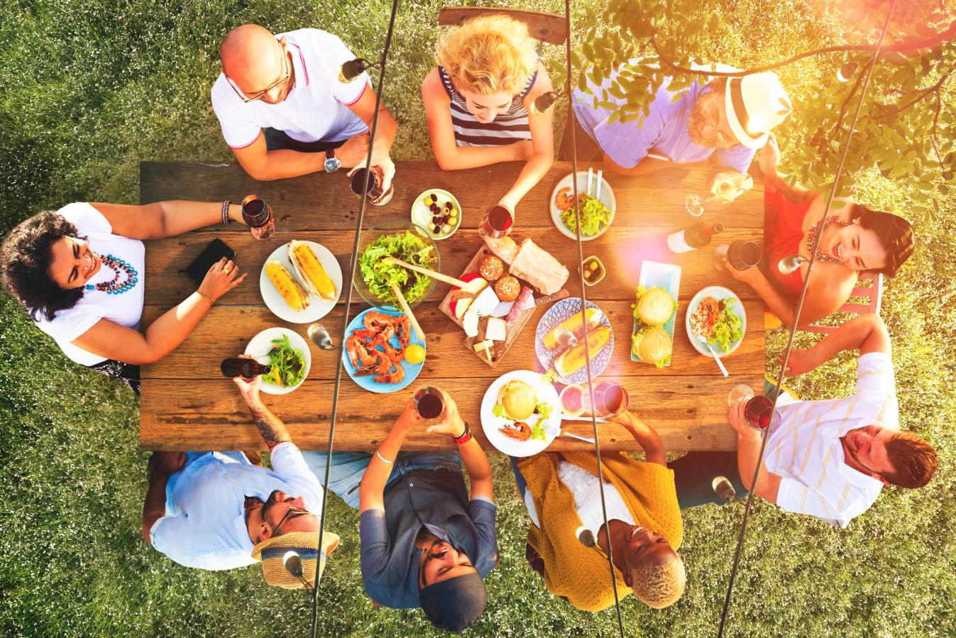 friends-at-table