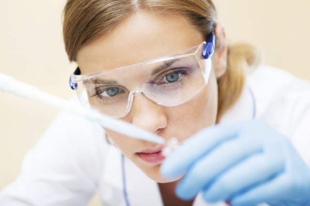 young-scientist-working-with-samples-in-lab-xxxl_5616x3744px_jpg