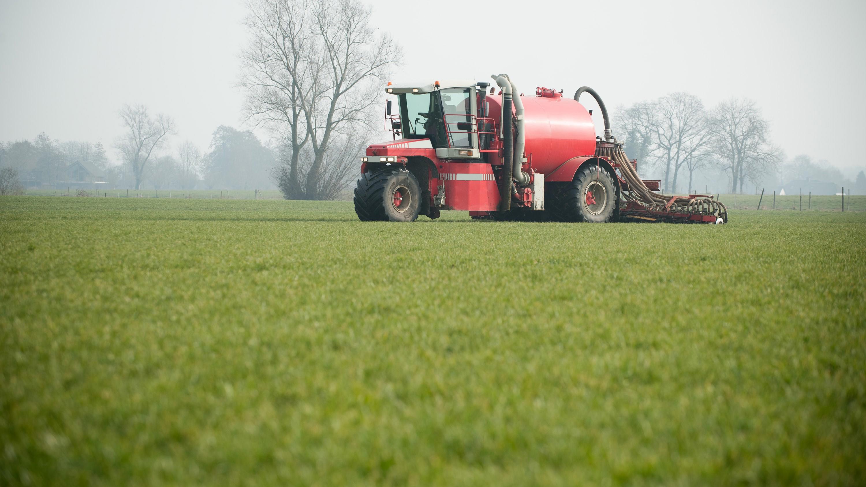 agro-slurry-spreading-machine-organic-fertiliser-grassland