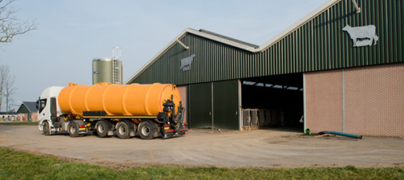 agro-truck-on-farm-manure800x357