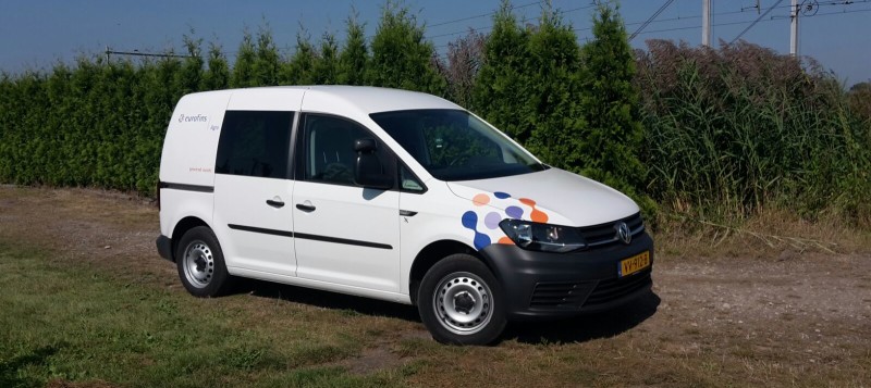 agro-sample-takers-car-white