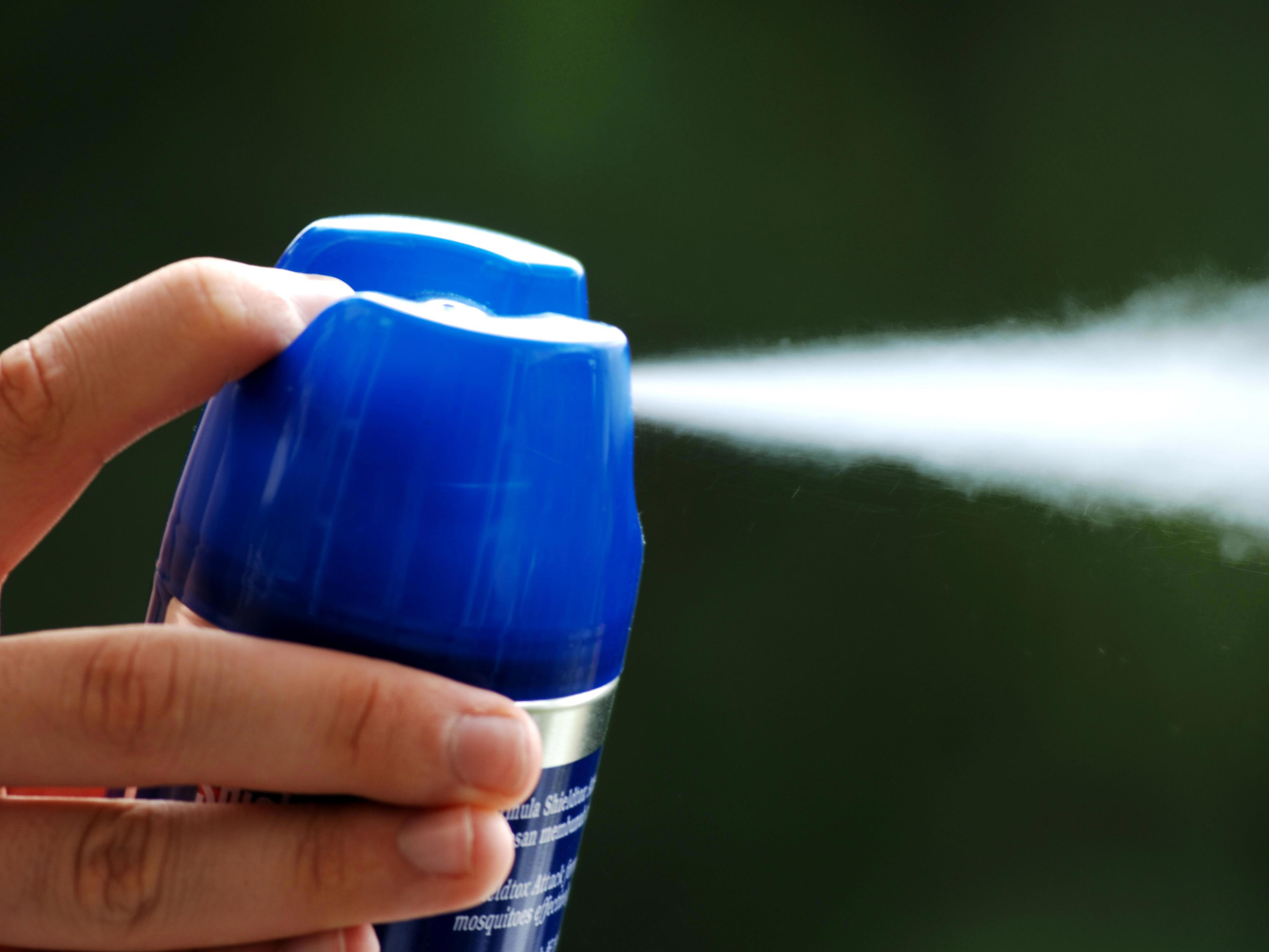 4by3_spray-insect-fighting-against-malaria-xxl_4288x2848px