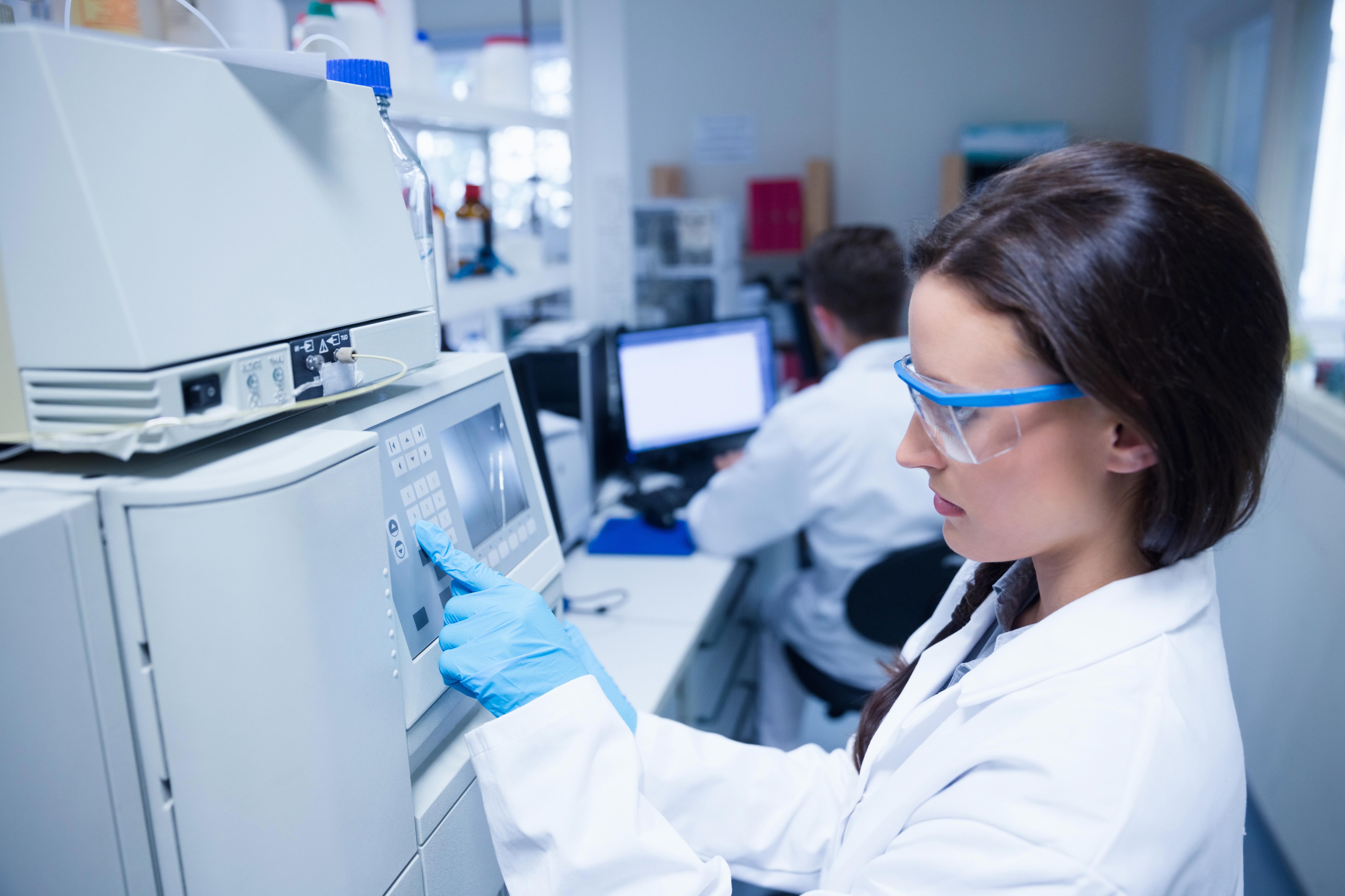 jeune-chimiste-utilisation-de-la-machine-dans-le-laboratoire-xxl_5760x3840px