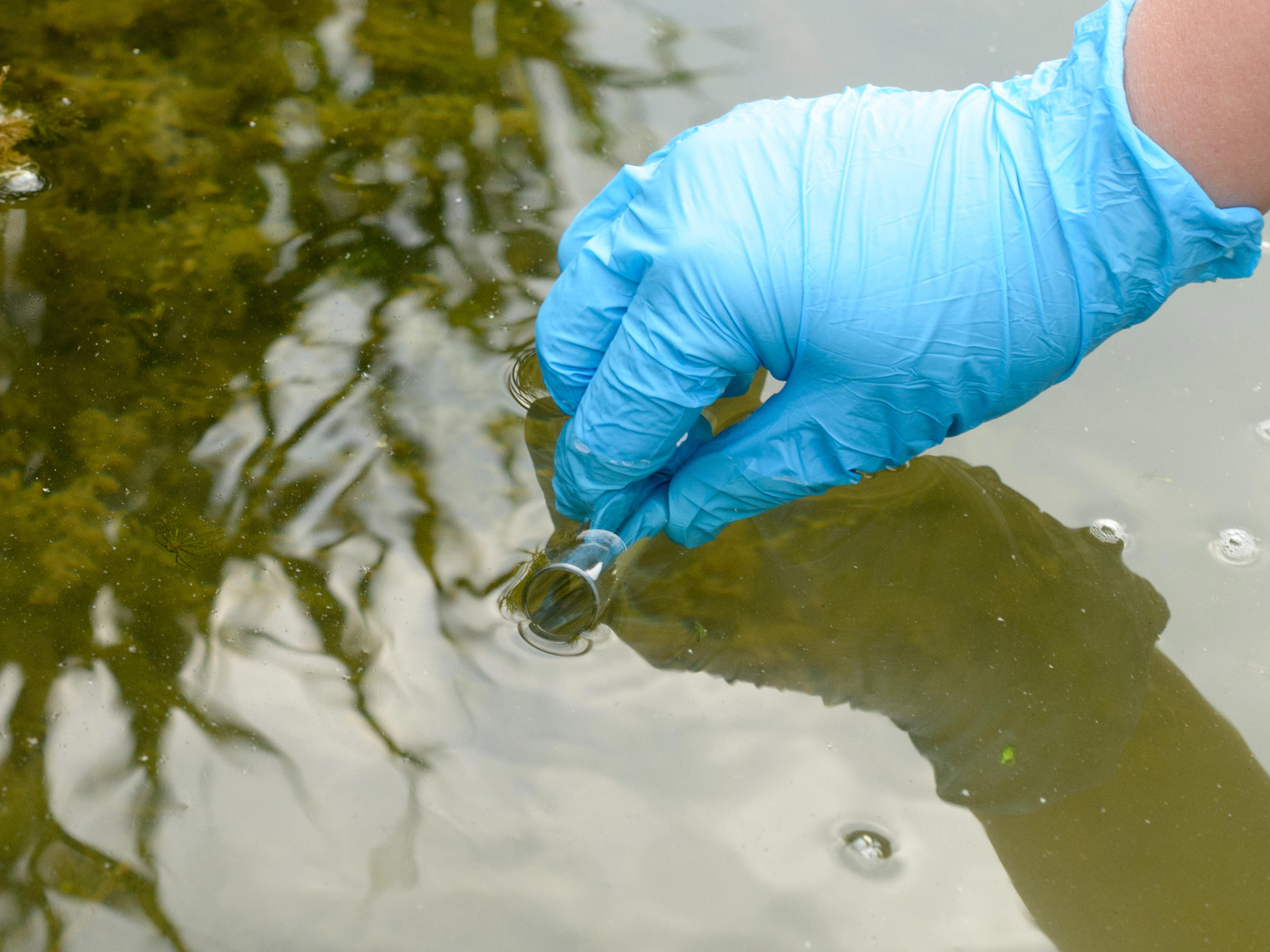 4by3_taking-a-water-test-for-analysis-from-a-reservoir_4800-x-3178px