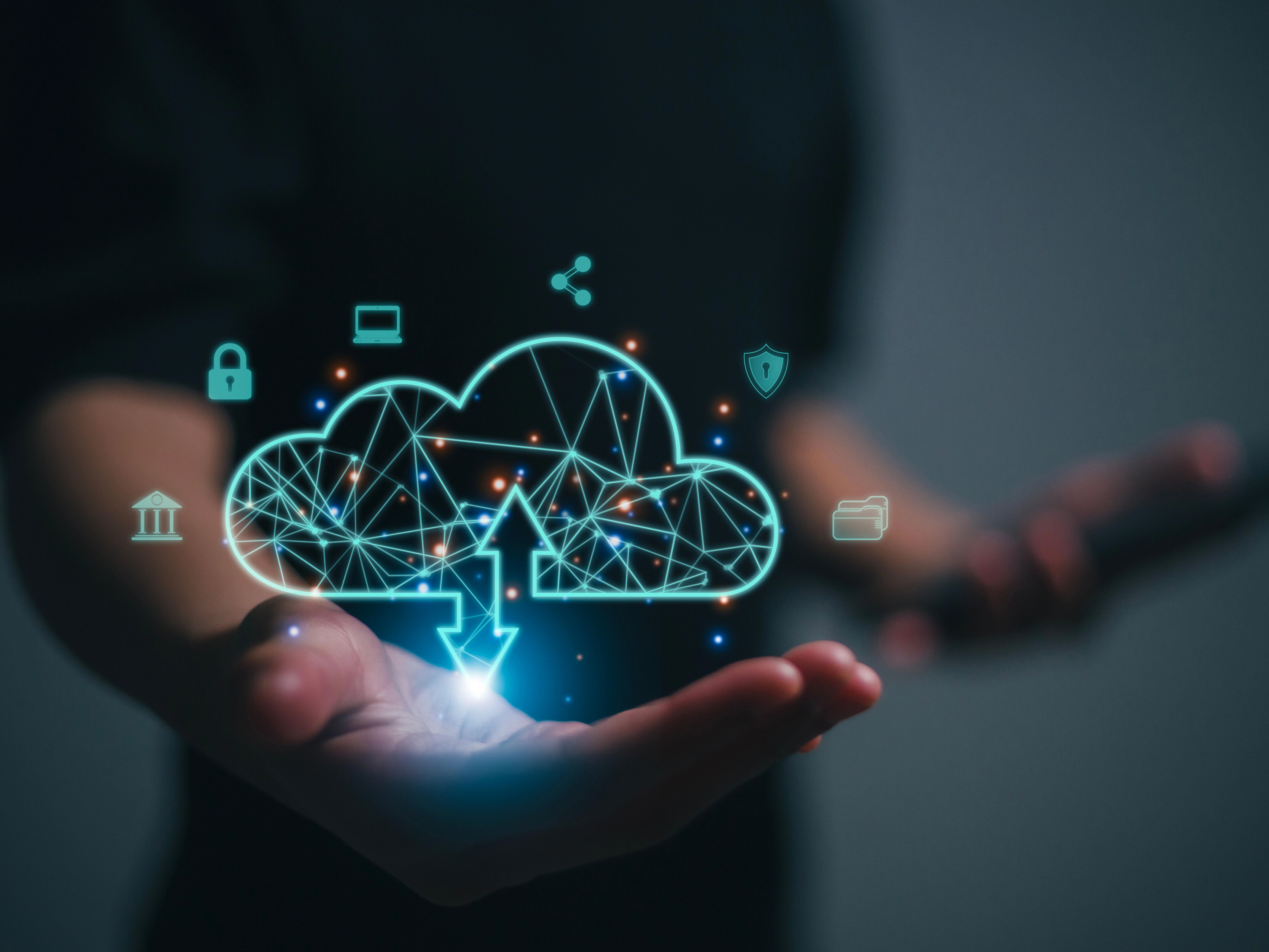 4by3_businesswoman-with-cloud-computing-diagram-show-on-hand_8208-x-4617px-kopie