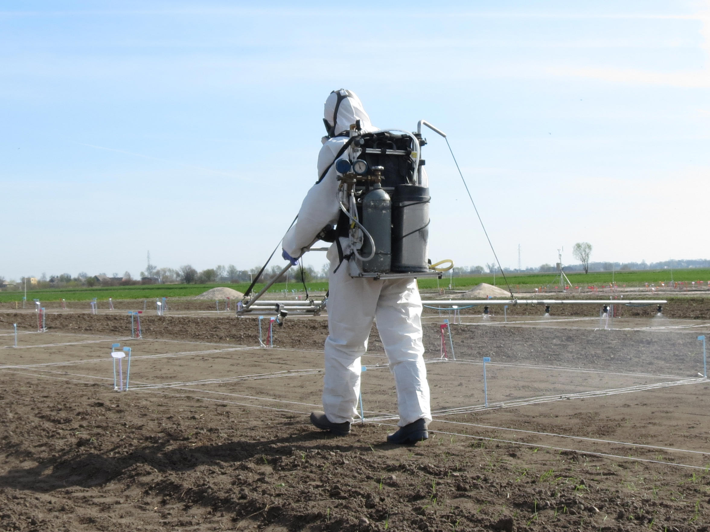4by3_efate-soil-spraying_2