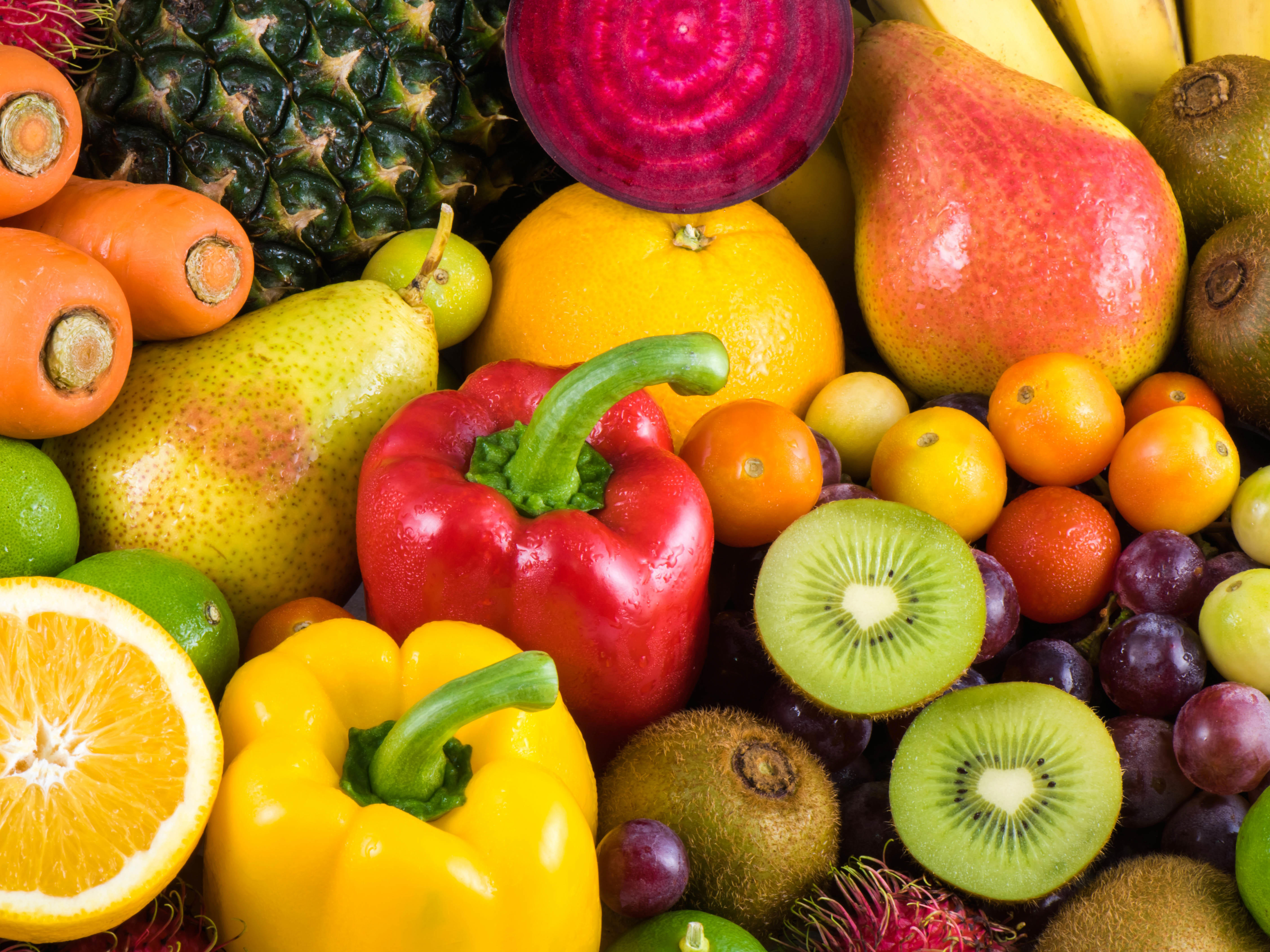 4by3_group-of-fresh-fruits-and-vegetables-organics-for-healthy-xxl_7243x4834px-1