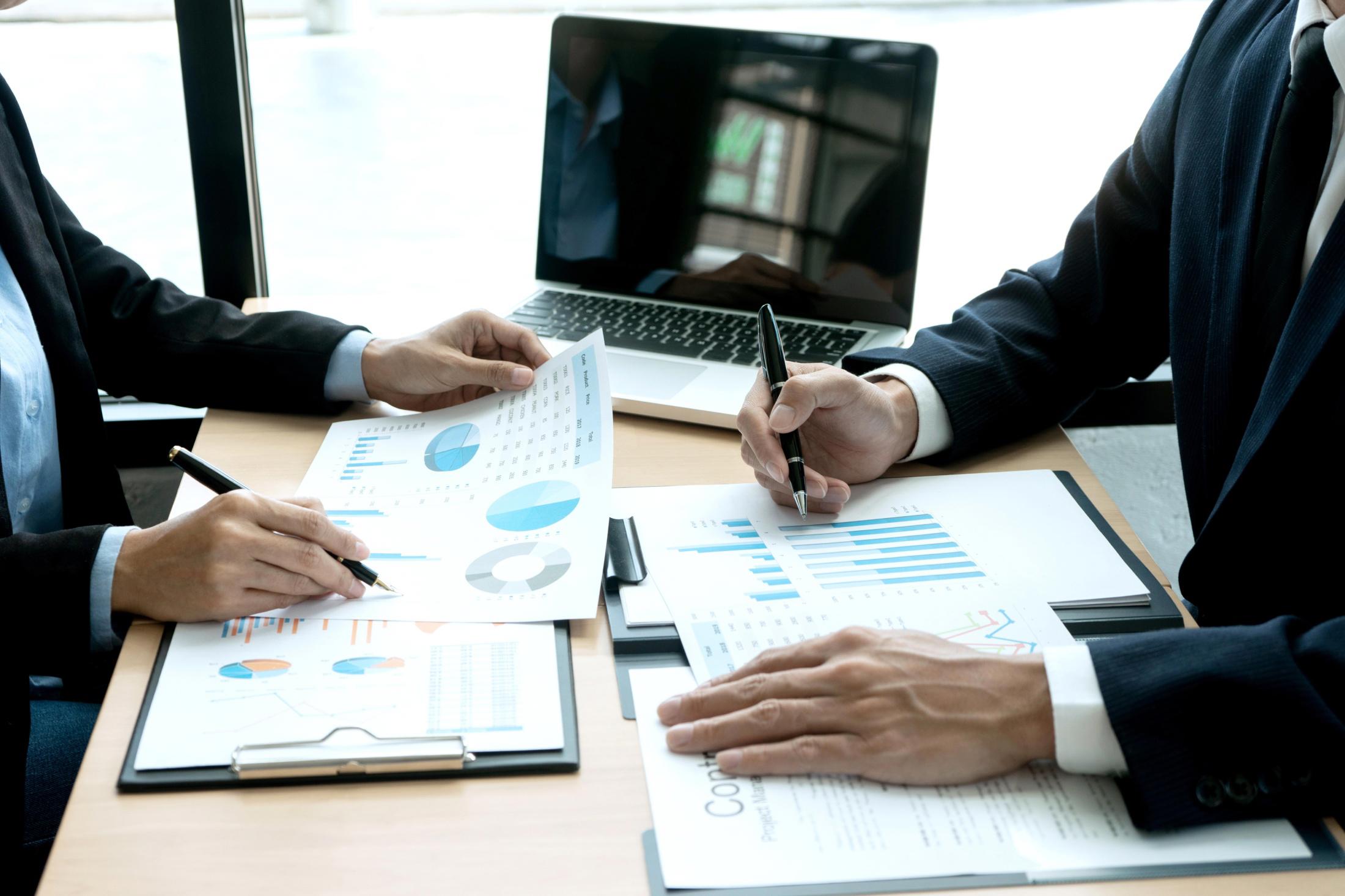 business-team-in-a-small-meeting-in-the-office_9000-x-6000-px