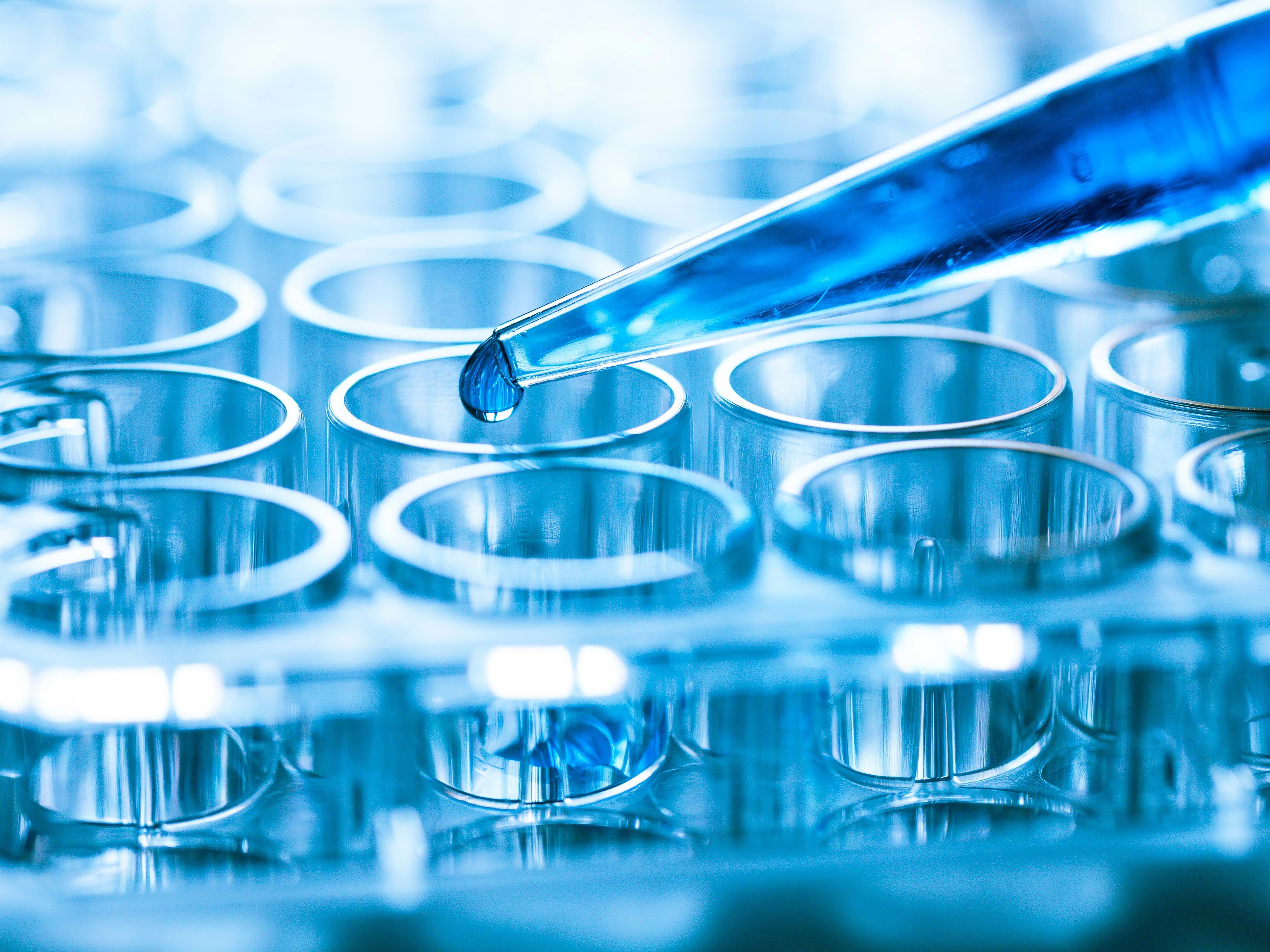 4by3_microbiological-pipette-in-the-genetic-laboratory-xl_7639x4615px