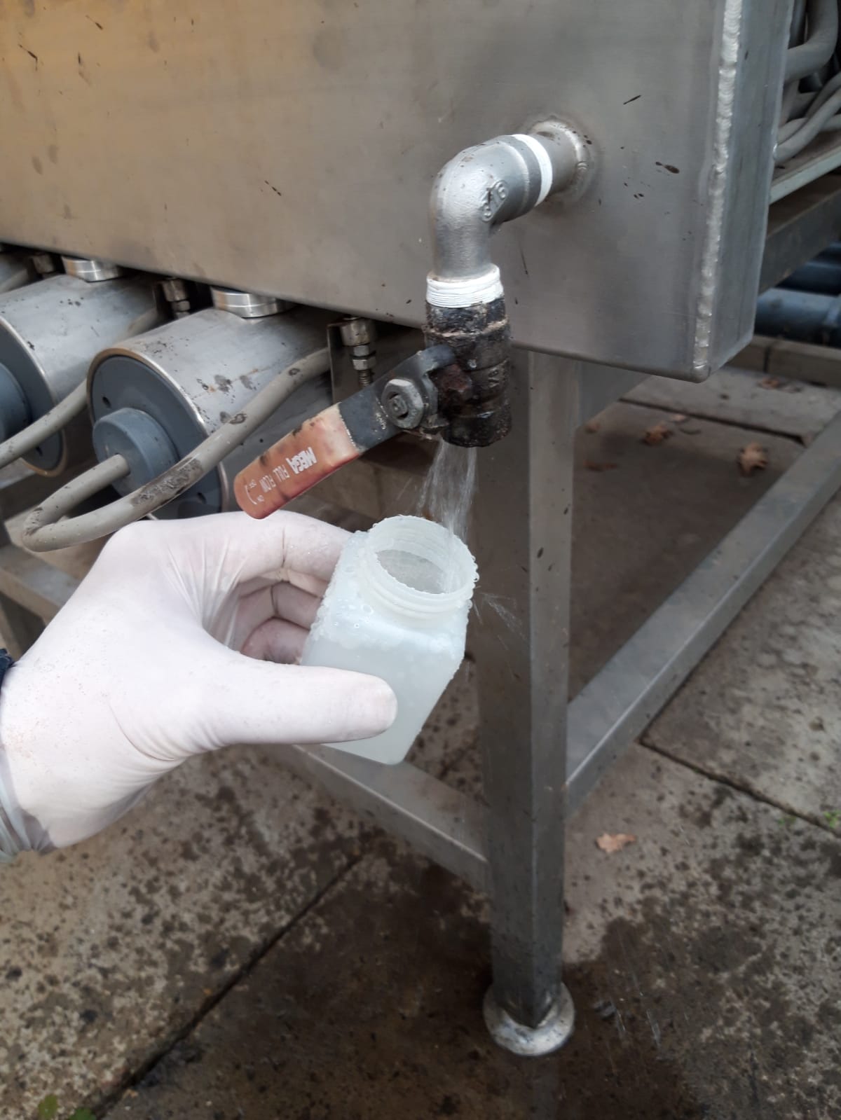 sample-taking-desinfector-2