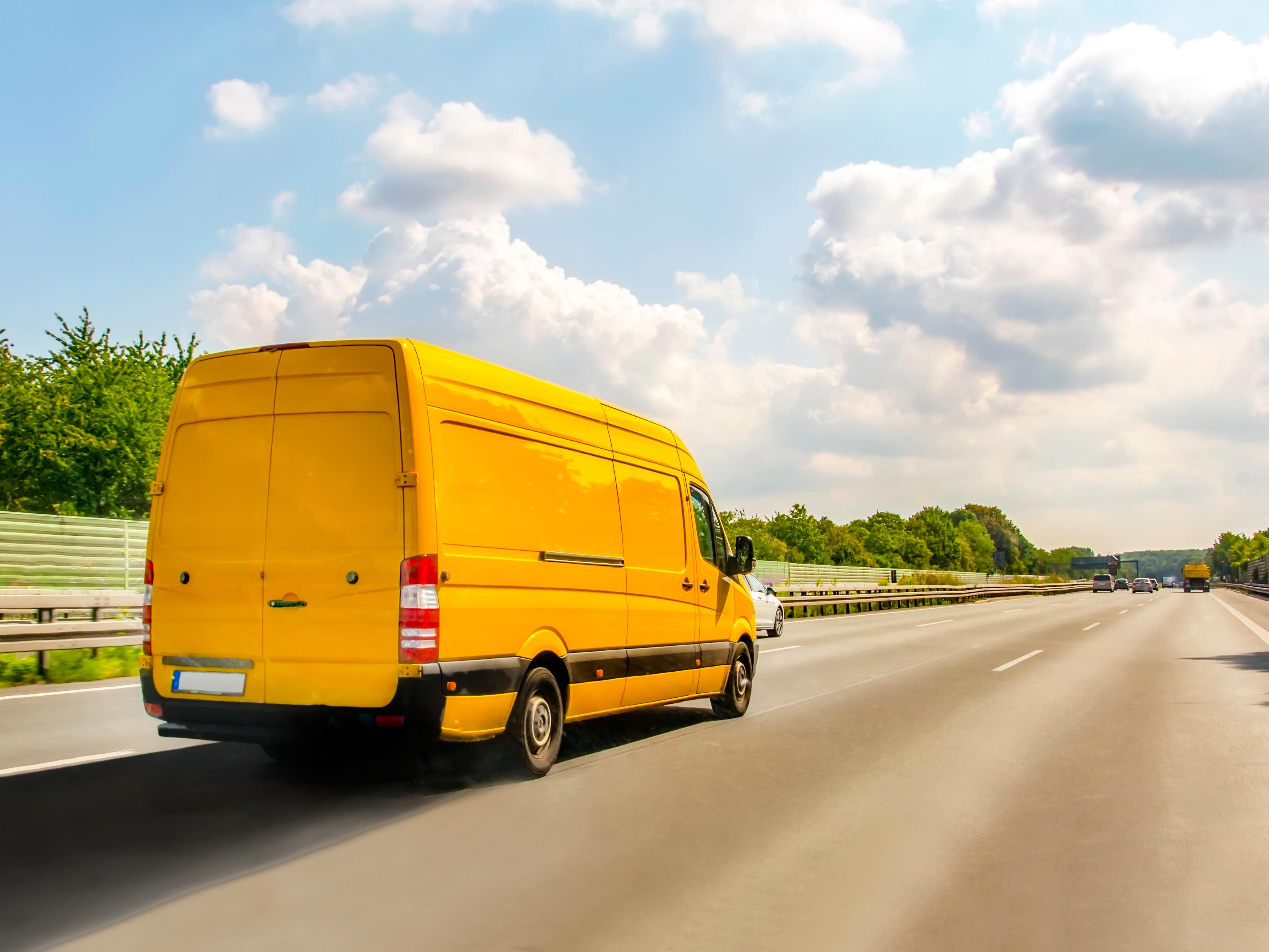 4by3_yellow-van-on-the-highway-in-germany-freight-transport-concept_8260-x-4933-px-kopie
