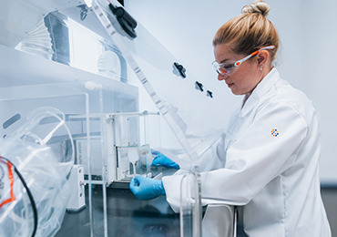 Scientist operating analytical instrumentation in a laboratory, conducting measurements relevant to analytical chemistry and physicochemical property testing.