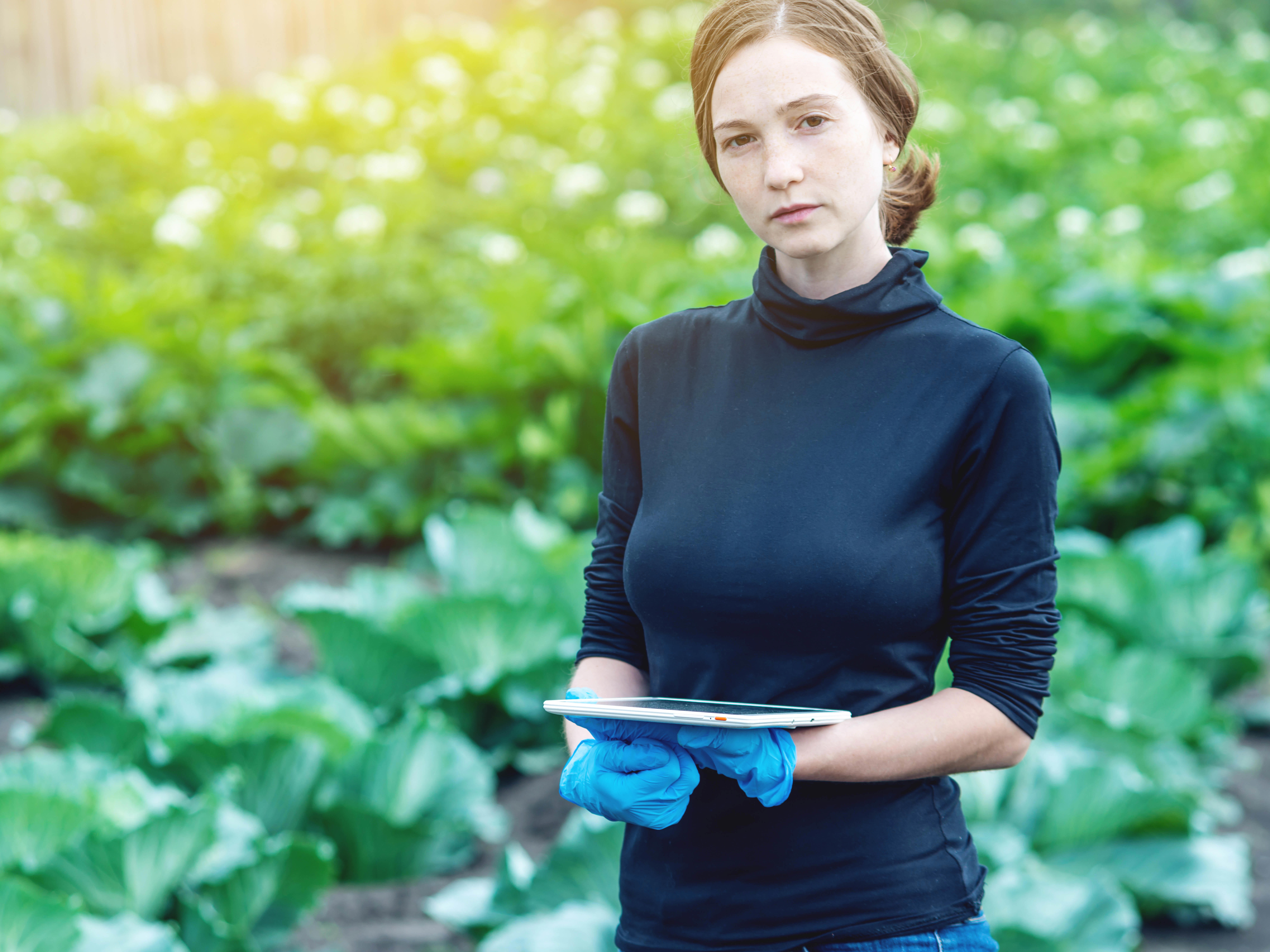 4by3_agronomist-specialist-on-the-farm-field-holding-a-tablet_9024x6024px