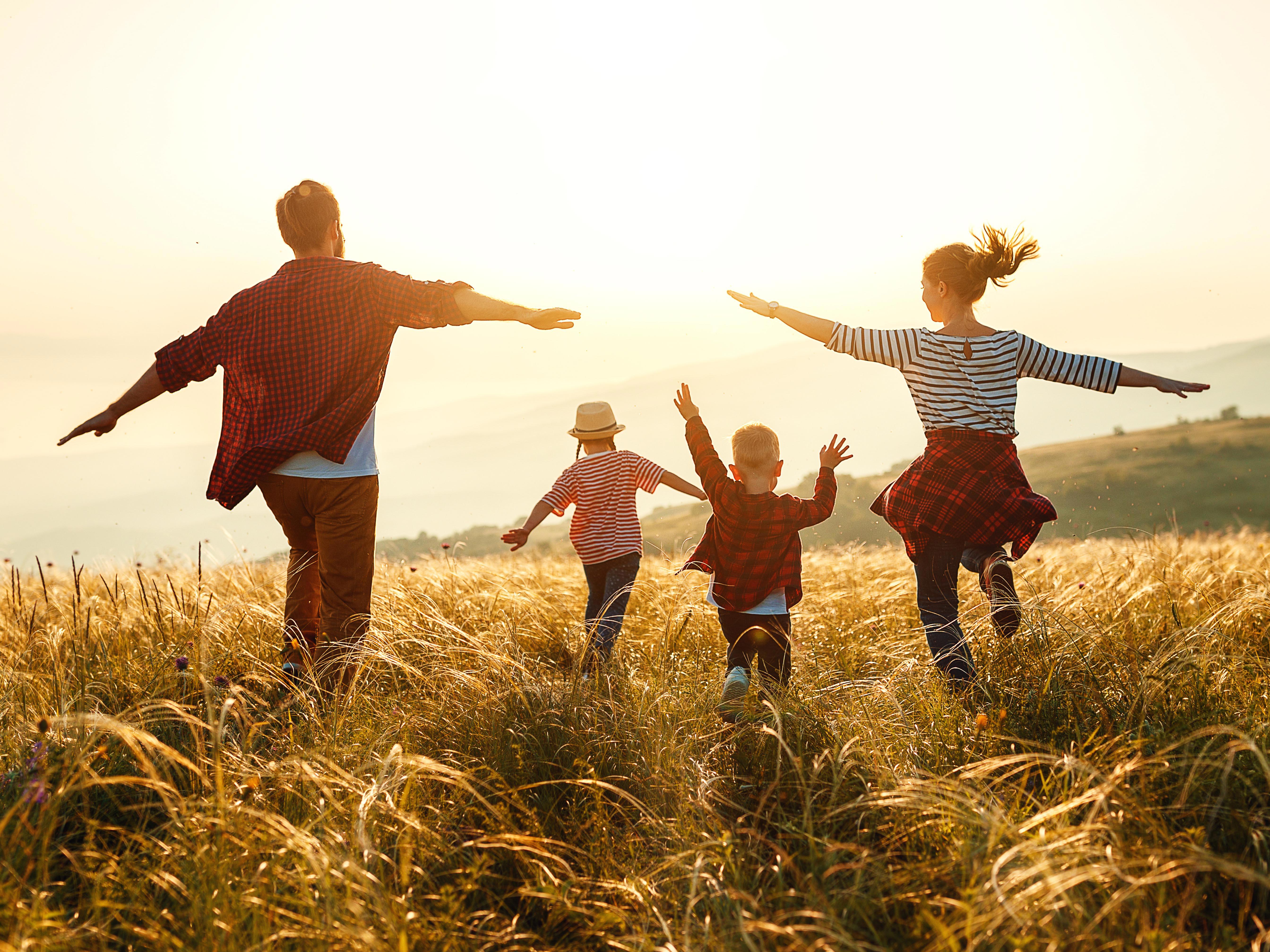 4by3_happy-family-mother-father-children-son-and-daughter-on-nature-on-sunset_7713-x-4753-px