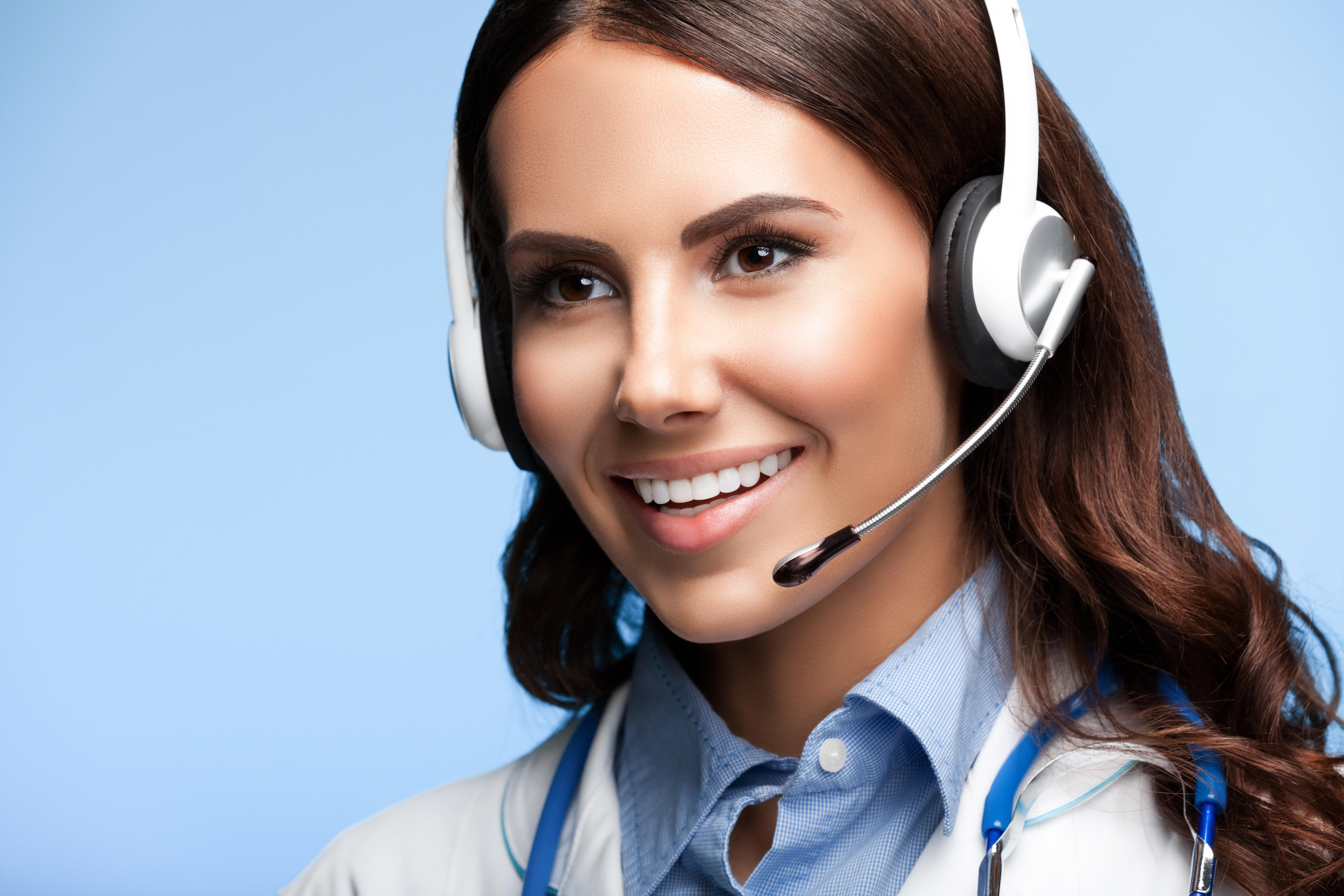 portrait-of-happy-smiling-young-doctor-in-headset-on-bright-blue-background-xxl_5616x3744px