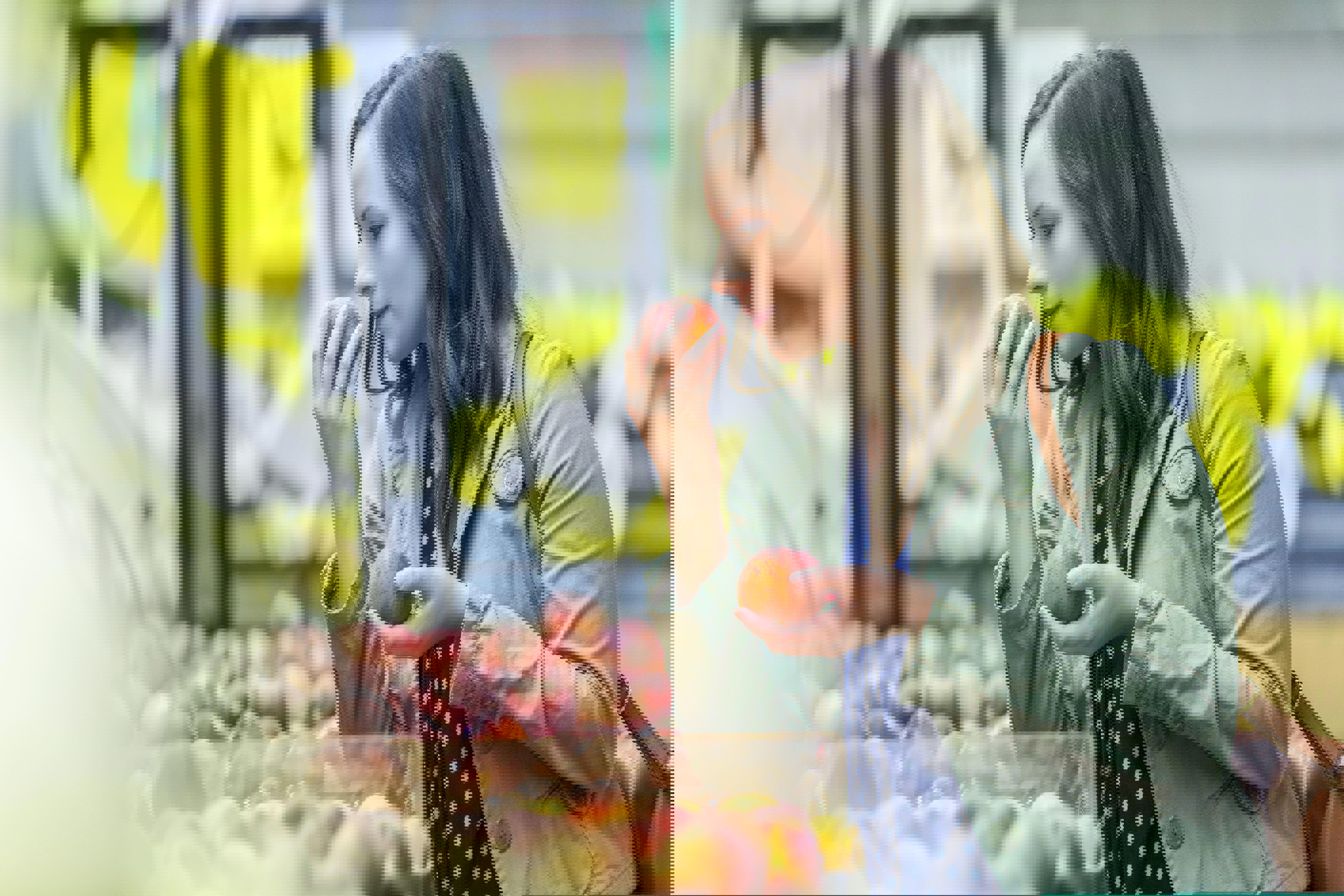 agro-retail-woman-apples