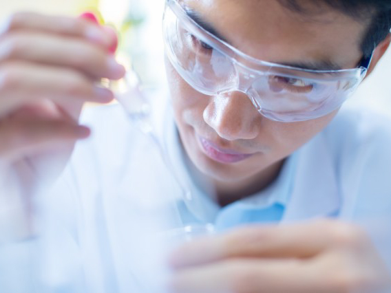 4by3_scientist-working-in-his-laboratory-xxl_6720x4480px_jpg