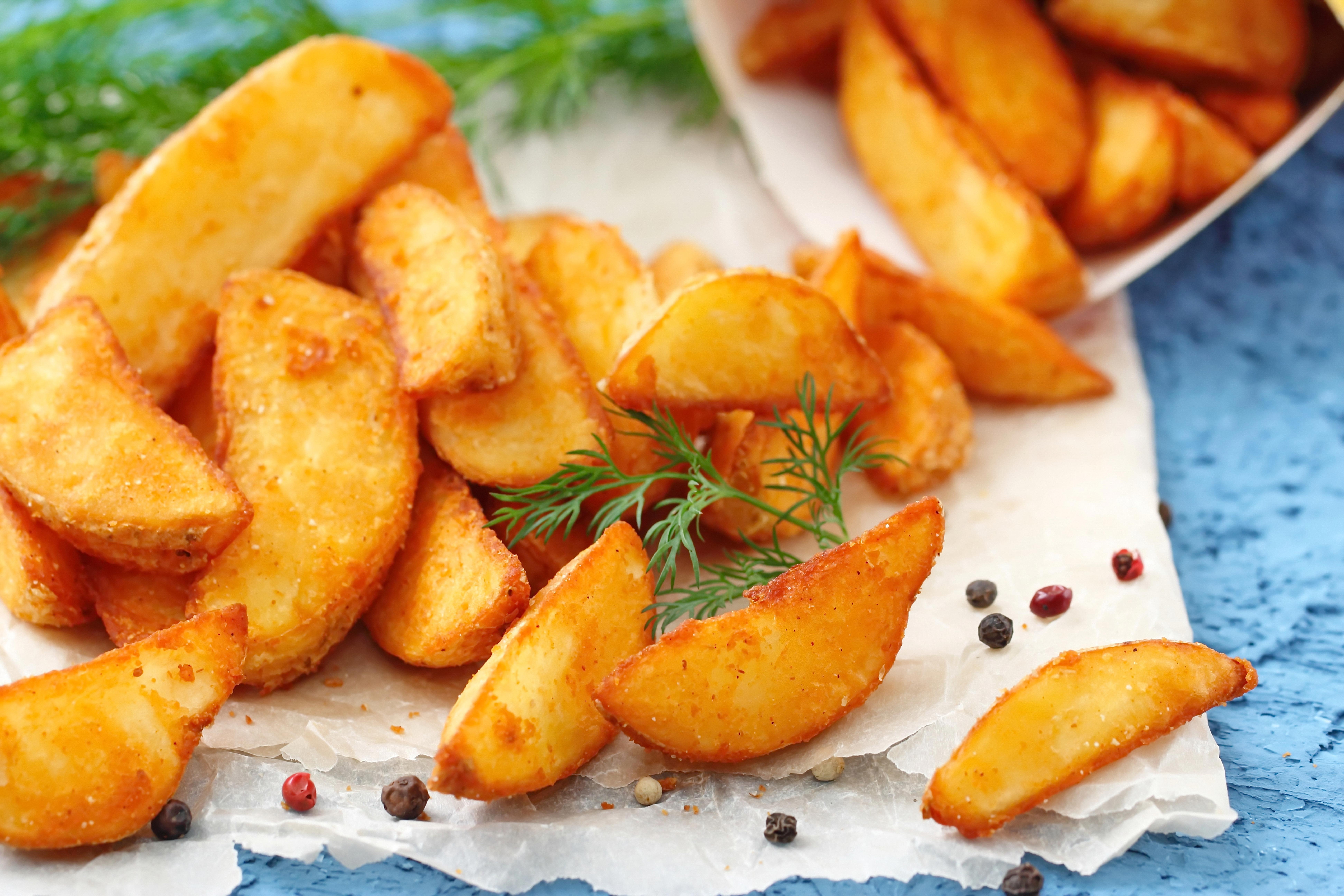 fried-potatoes-on-paper-with-dill-and-pepper_7776-x-5184-px
