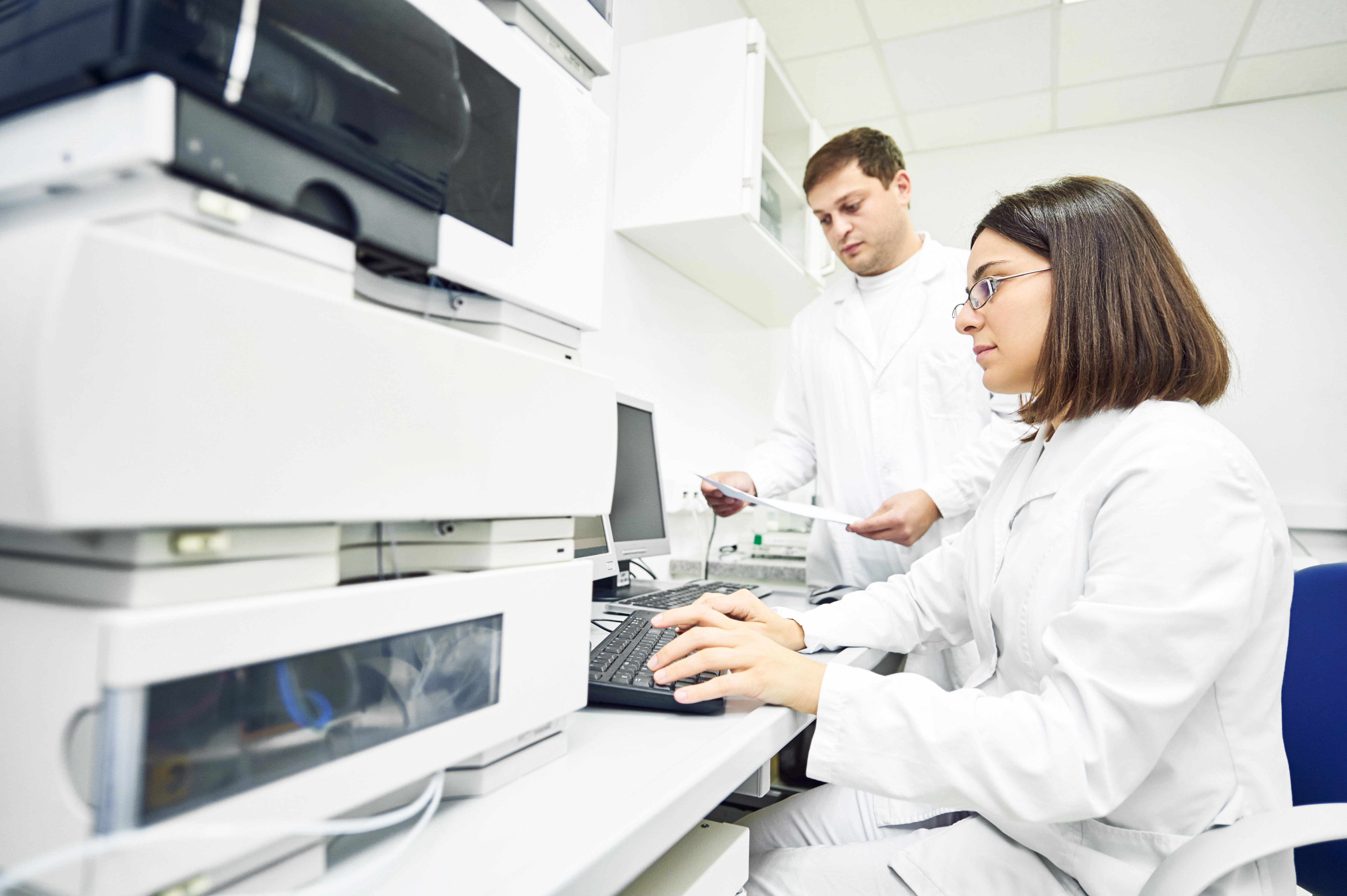 pharmaceutical-scientific-researchers-analyzing-liquid-chromatography-xl_6300x4192px