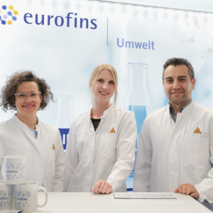Von links nach rechts: Geschäftsführerin Christina Feil, Niederlassungsleiterin Katrin Edelböck und Laborleiter Dr. Onur Yücel