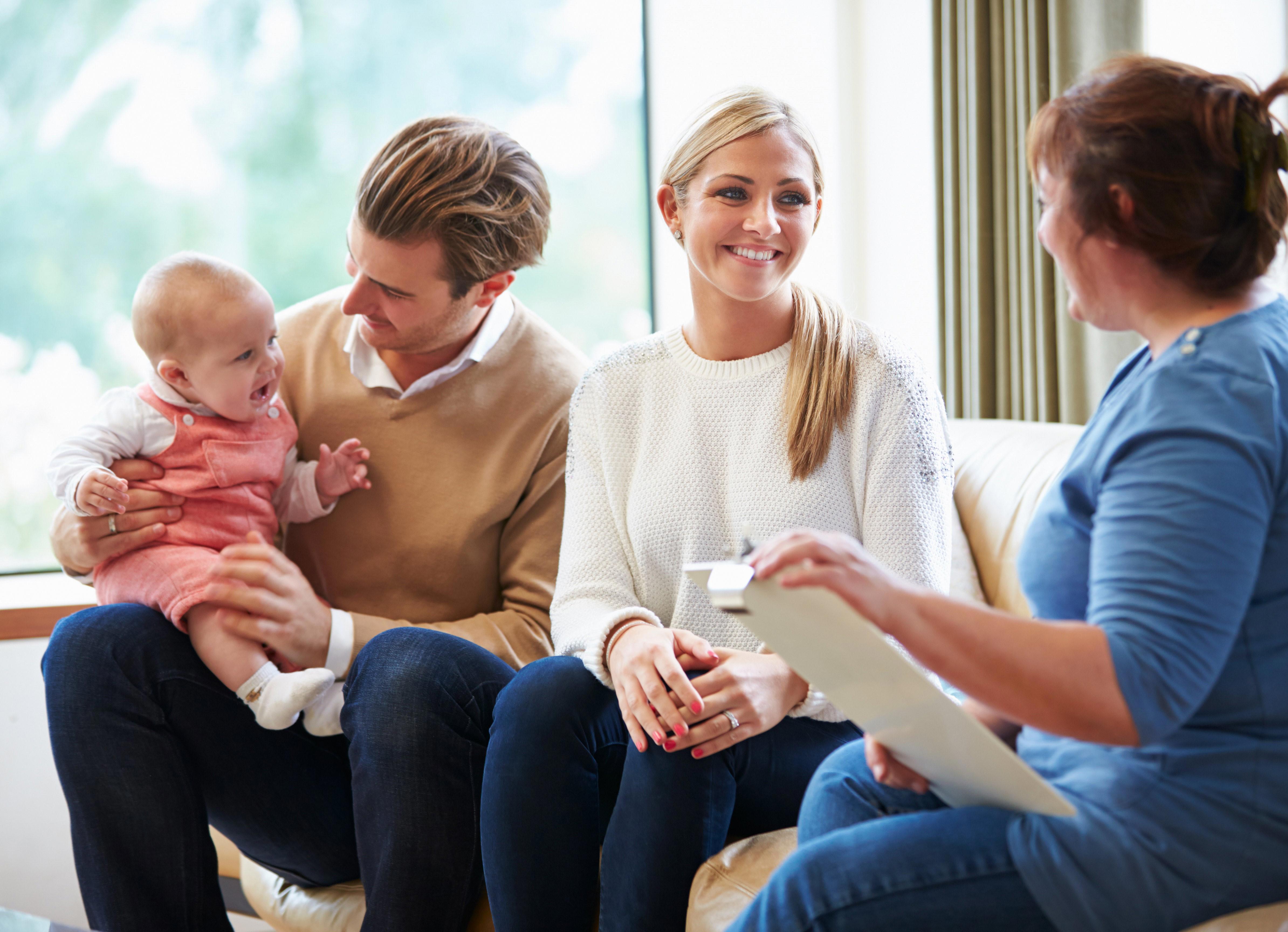 health-visitor-talking-to-family-with-young-baby_5184-x-3456-px_kopie2