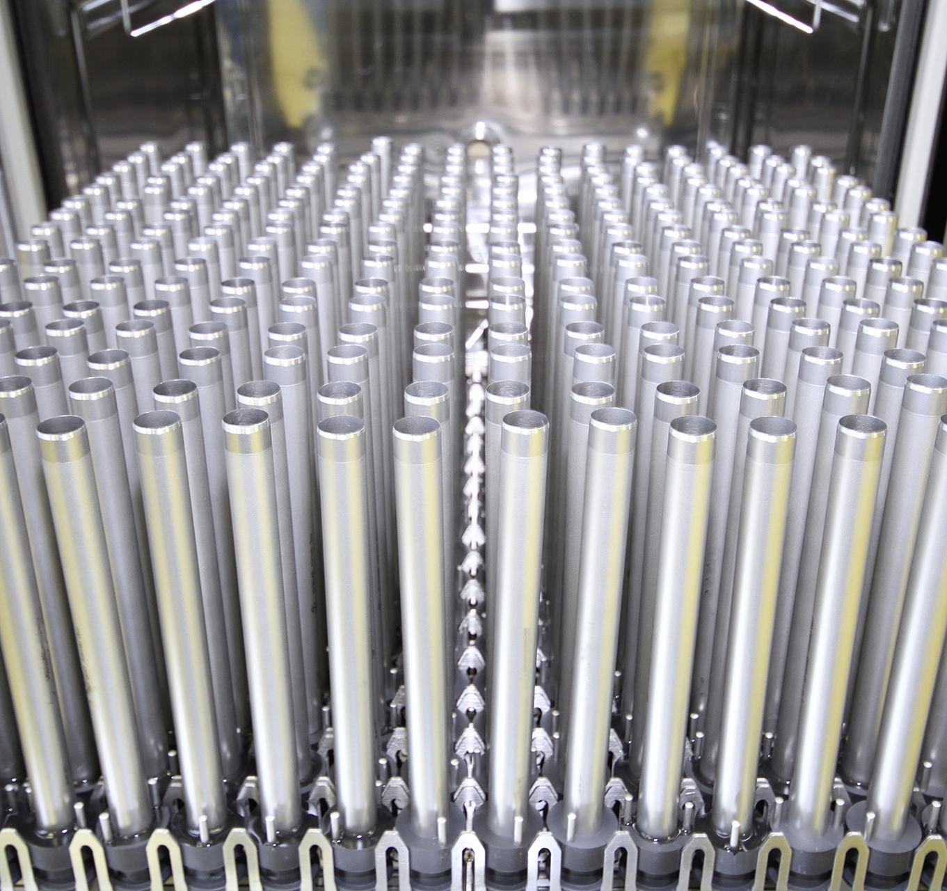 Nahaufnahme von Medizinprodukten n einem Reinigungs- und Desinfektionsautomaten.