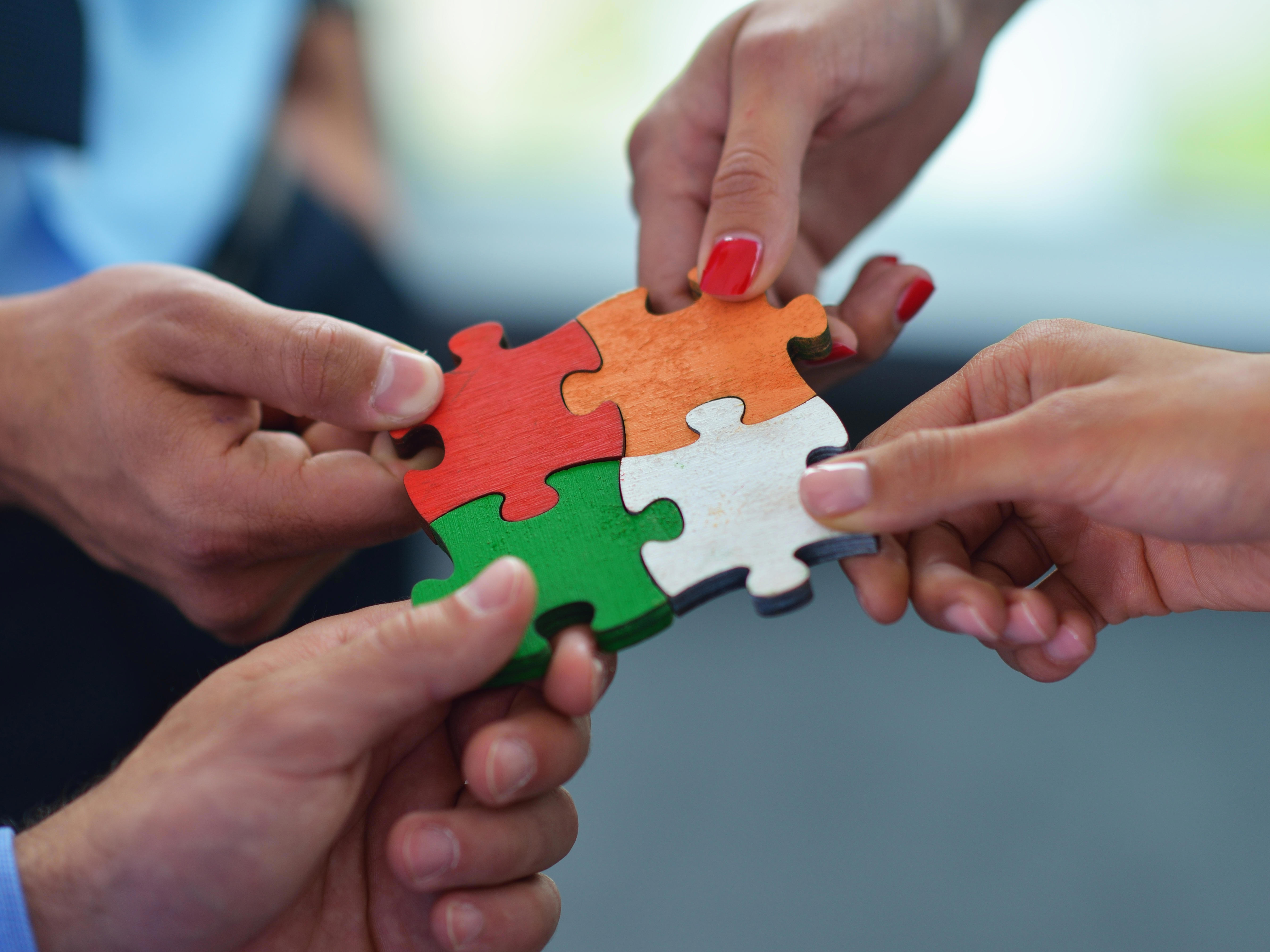 as_chemicals_4_group-of-business-people-assembling-jigsaw-puzzle-xxl_7360x4912px_4by3