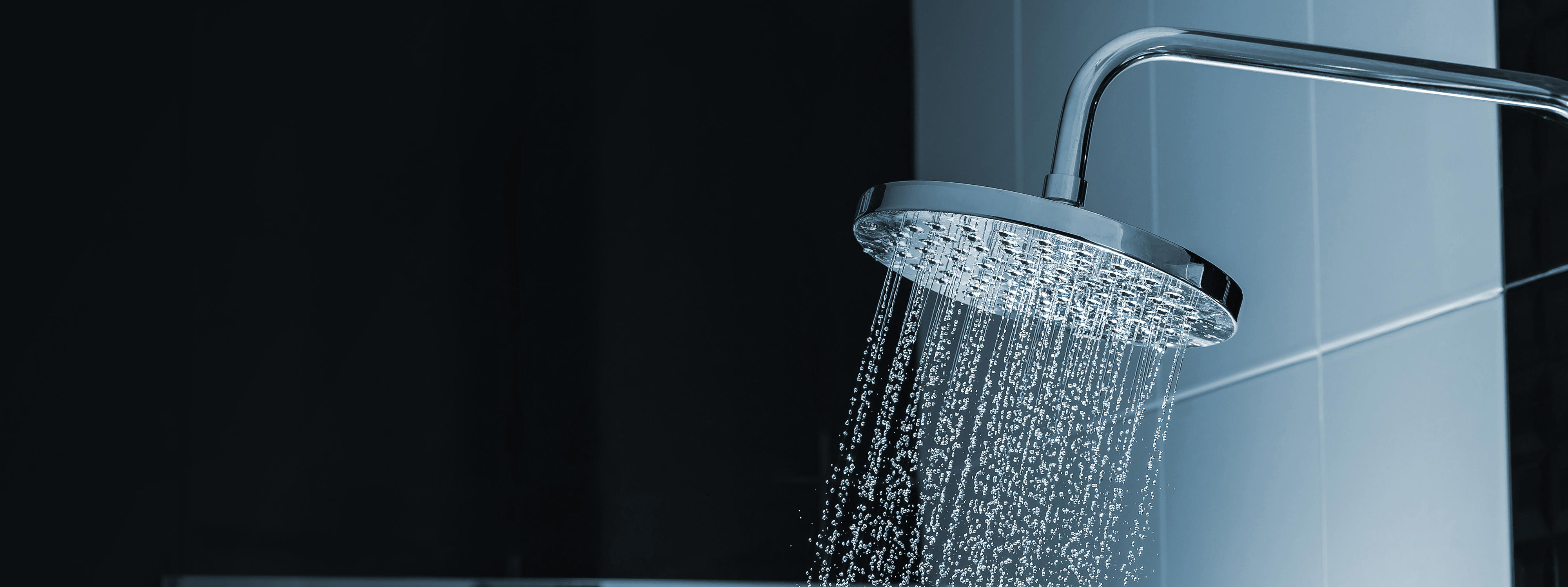 close-up-of-water-flowing-from-shower-in-the-bathroom-interior_1920-x-720-px_legionella