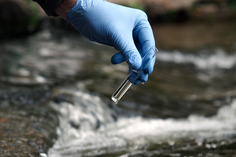 watersampleglovedhandintothewatercollectingtube_768x512px