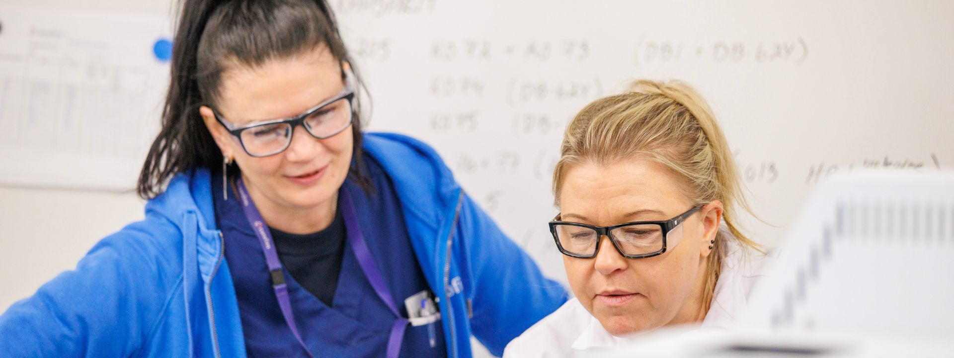 Laboratorioanalyytikko tutkimassa tuntematonta sakanäytettä