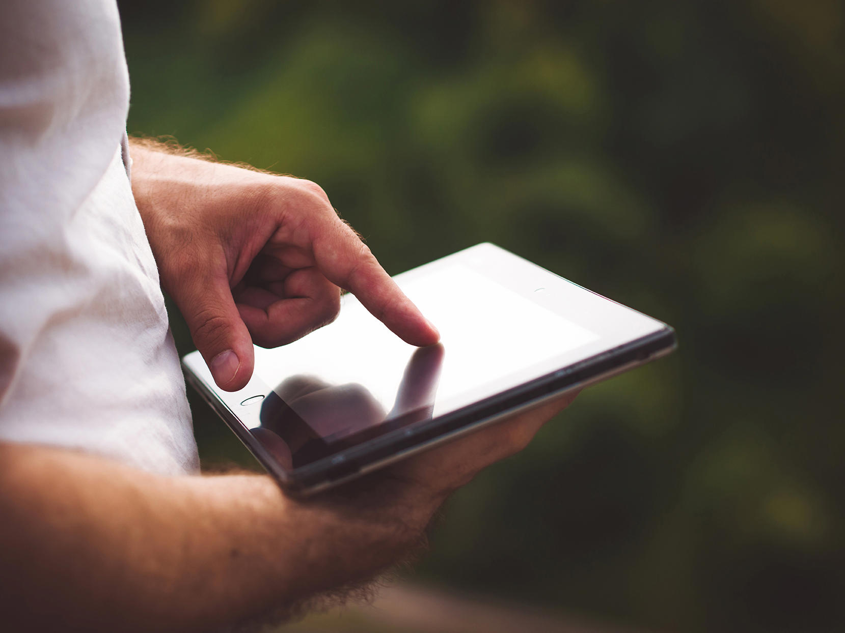 smart-casual-man-with-digital-tablet-outdoors-close-up_72dpi