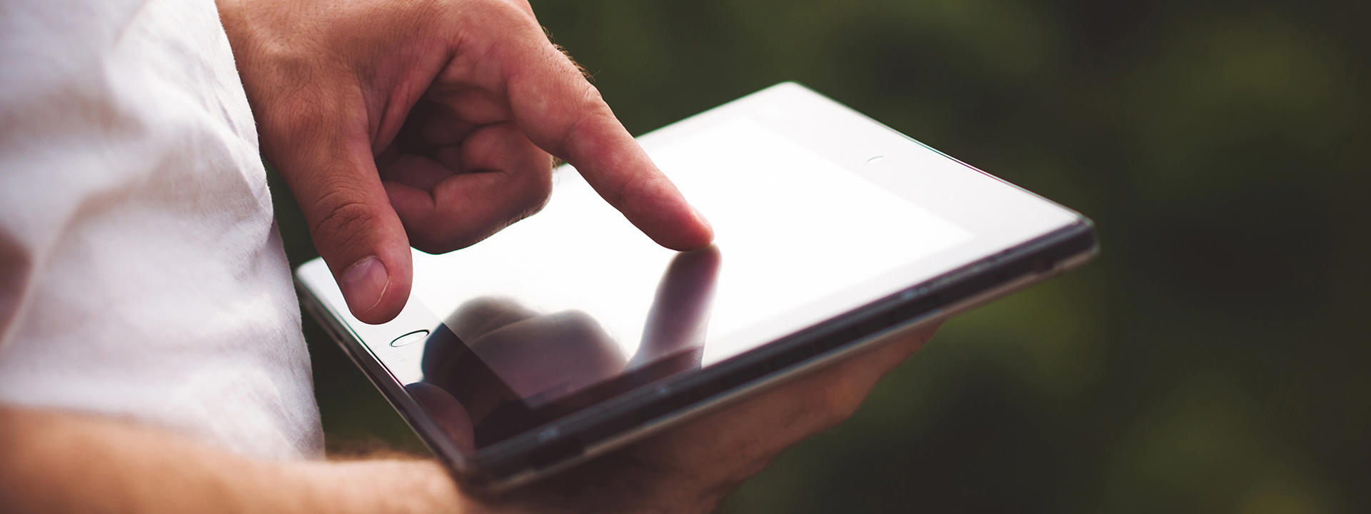 smart-casual-man-with-digital-tablet-outdoors-close-up_1920x720px