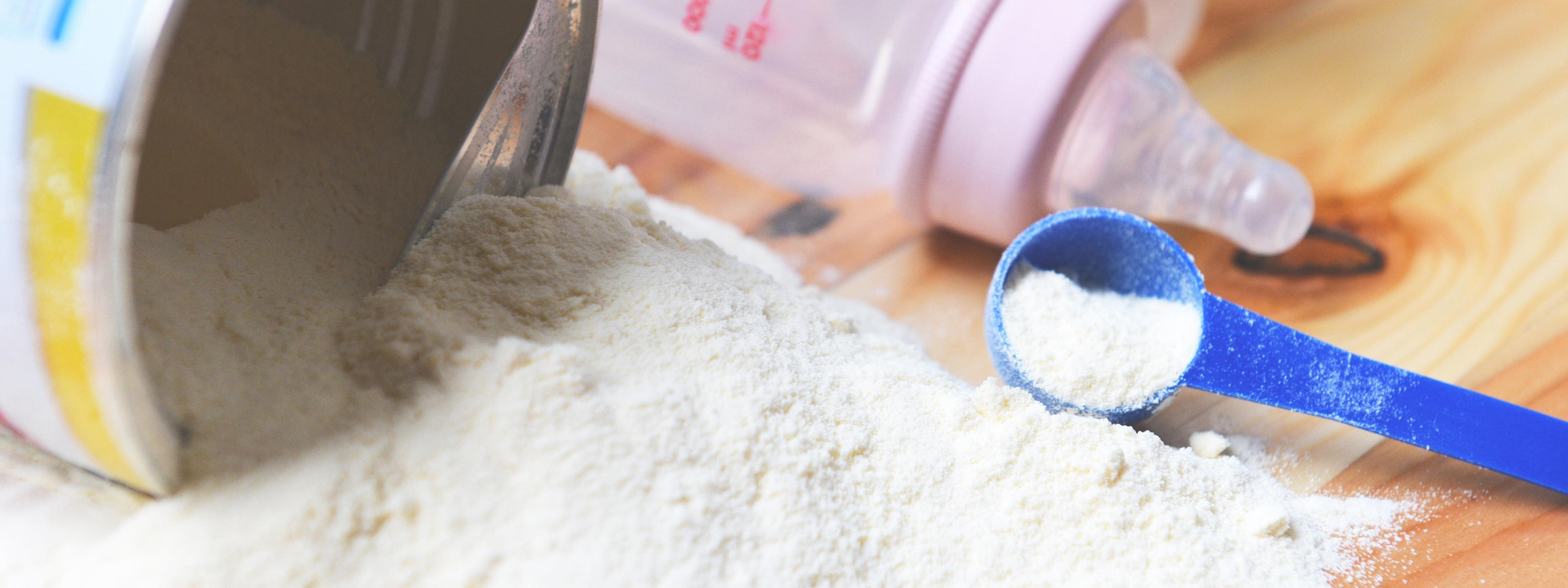 milk-powder-can-with-spoon-and-baby-bottle-milk-on-wooden-table-background_1920x720px_bacillus-cereus