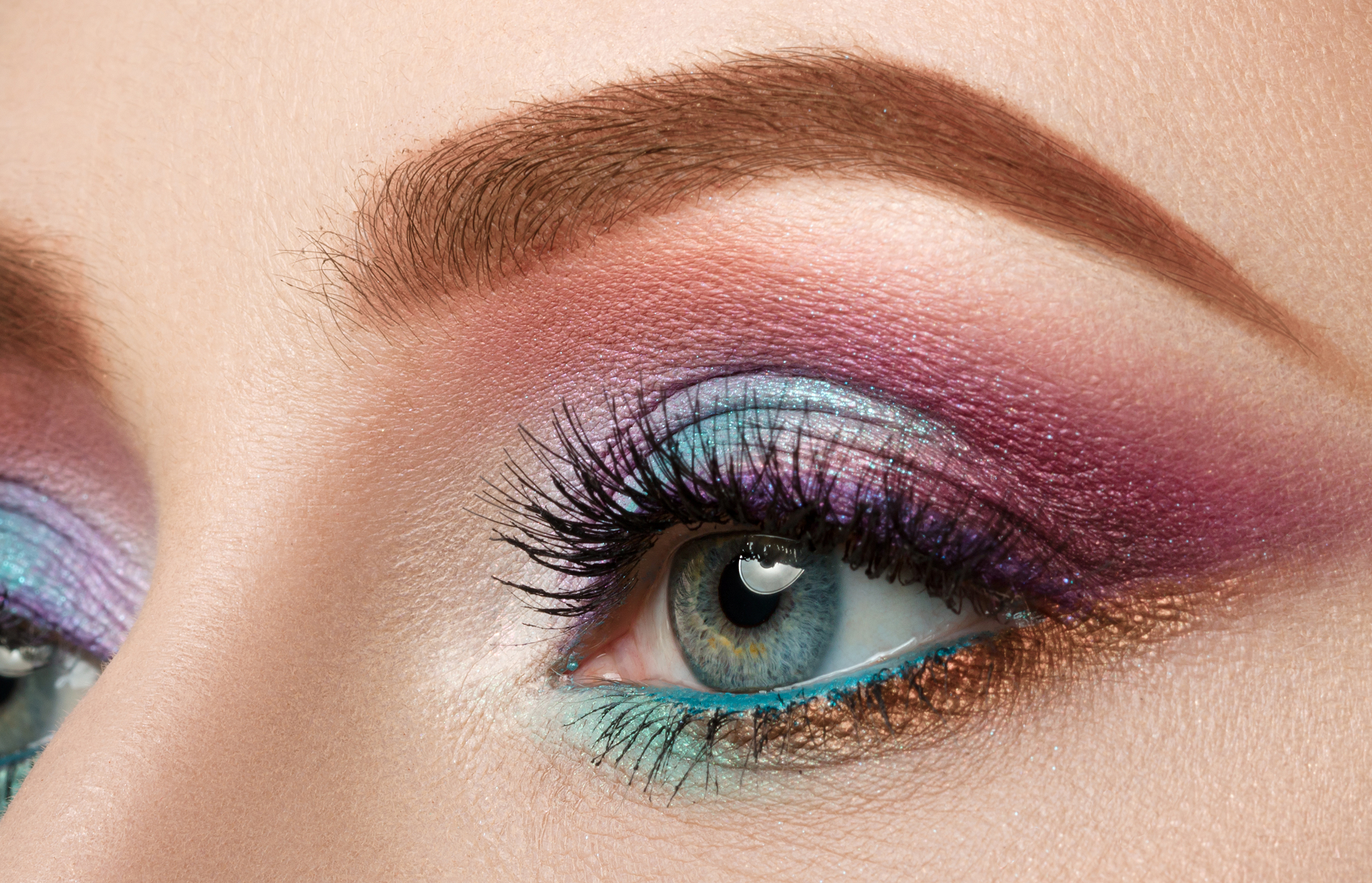 close-up-view-of-female-blue-eye-with-beautiful-make-up-xl_8208x5472px_banner_shift