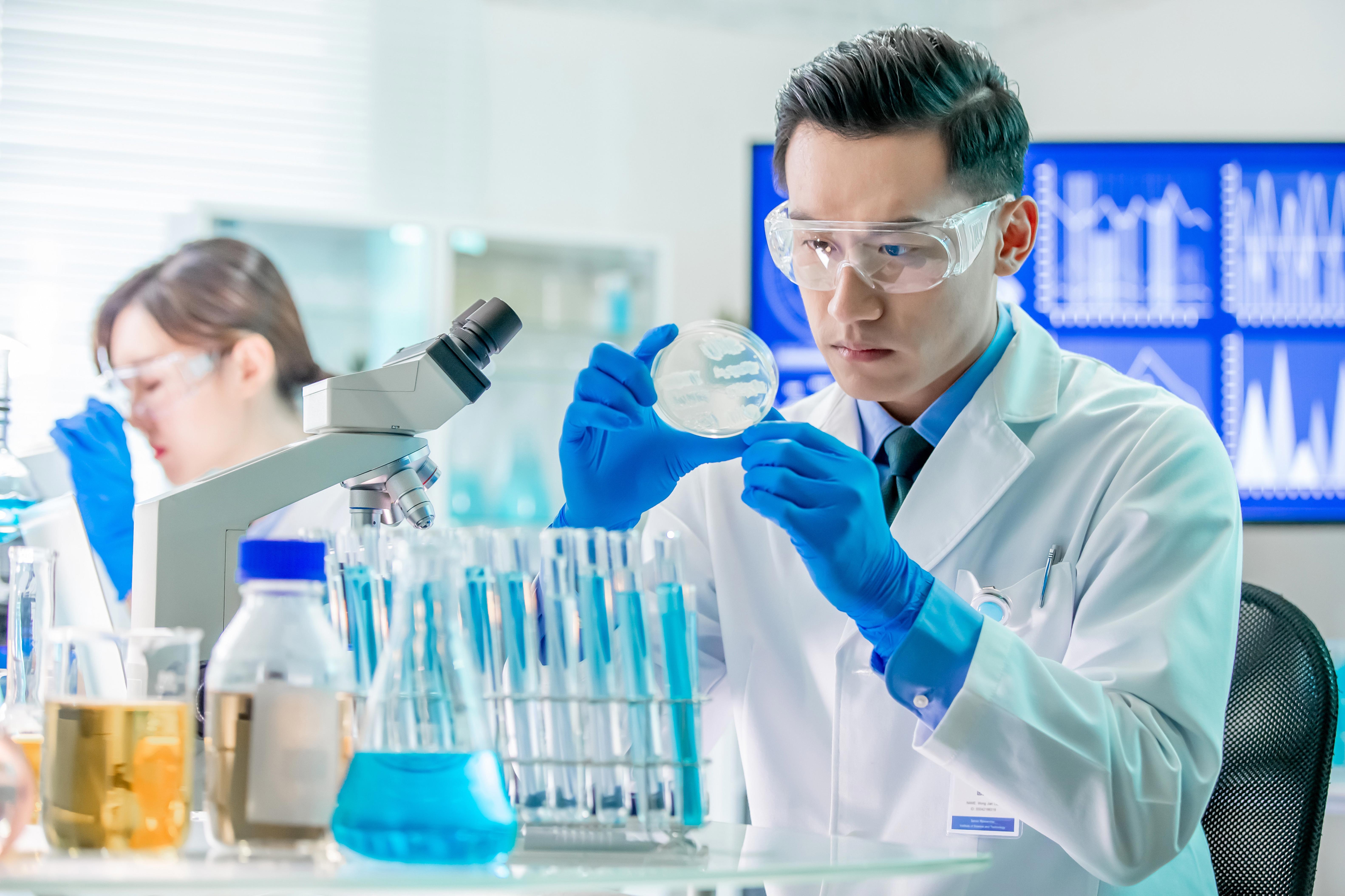 scientist-analysing-petri-dish-in-the-laboratory_6330-x-4219-px