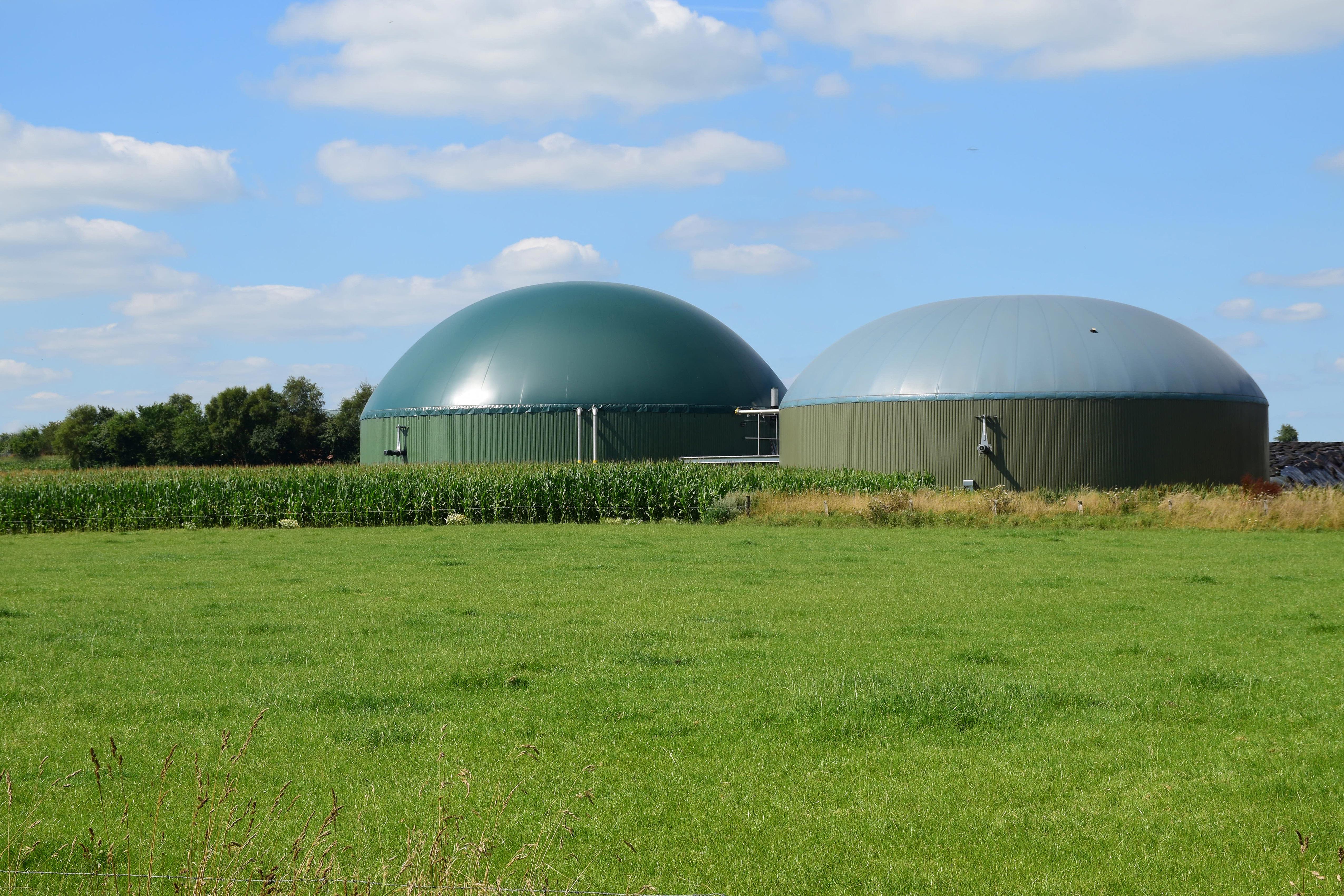 biogas-plant-for-renewable-energy-on-a-green-meadow-against-the-blue-sky-with-clouds-xl_6000x4000px_pienempi