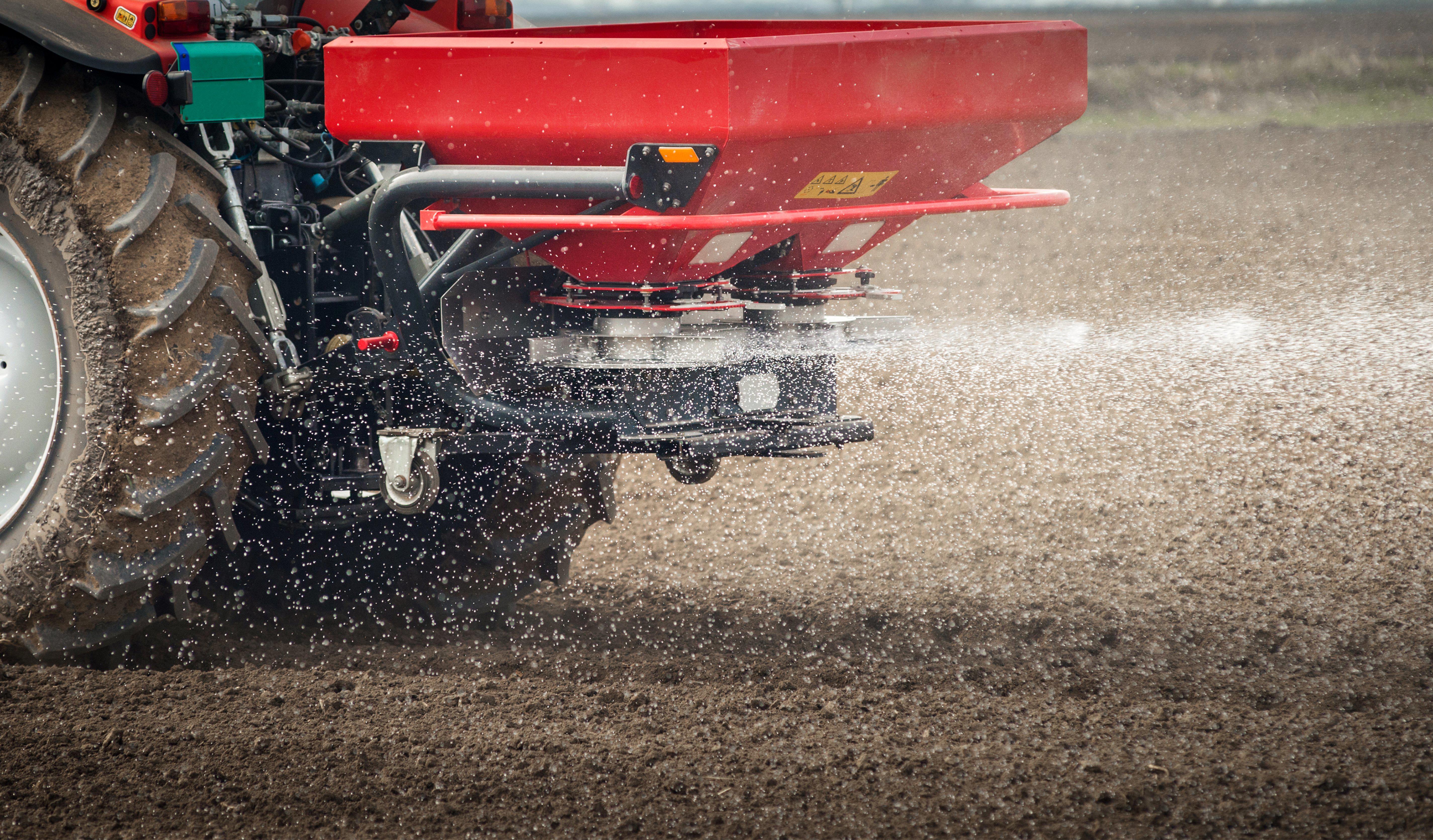 tractor-and-fertilizer-spreader-in-field_5700-x-3343-px