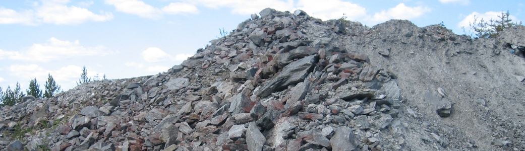 Kaivoksen sivukivialue, josta otetaan näytteitä geokemiallista karakterisointia ja liukoisuustestausta varten.