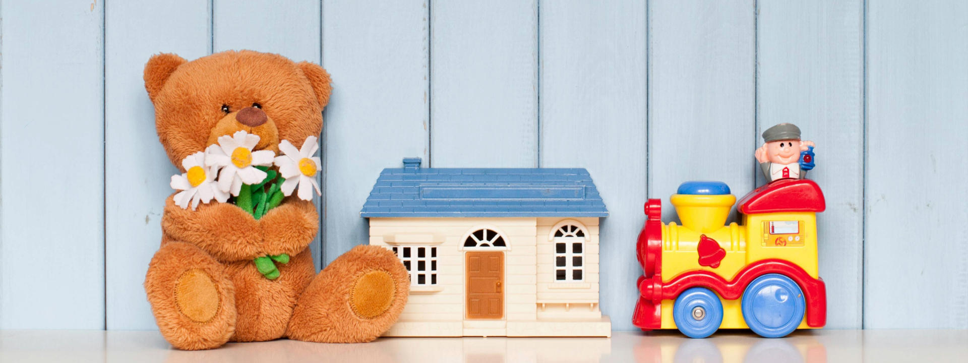soft-teddy-bear-with-flowers-toy-house-and-mechanical-locomotive-xl_6070x4153px1