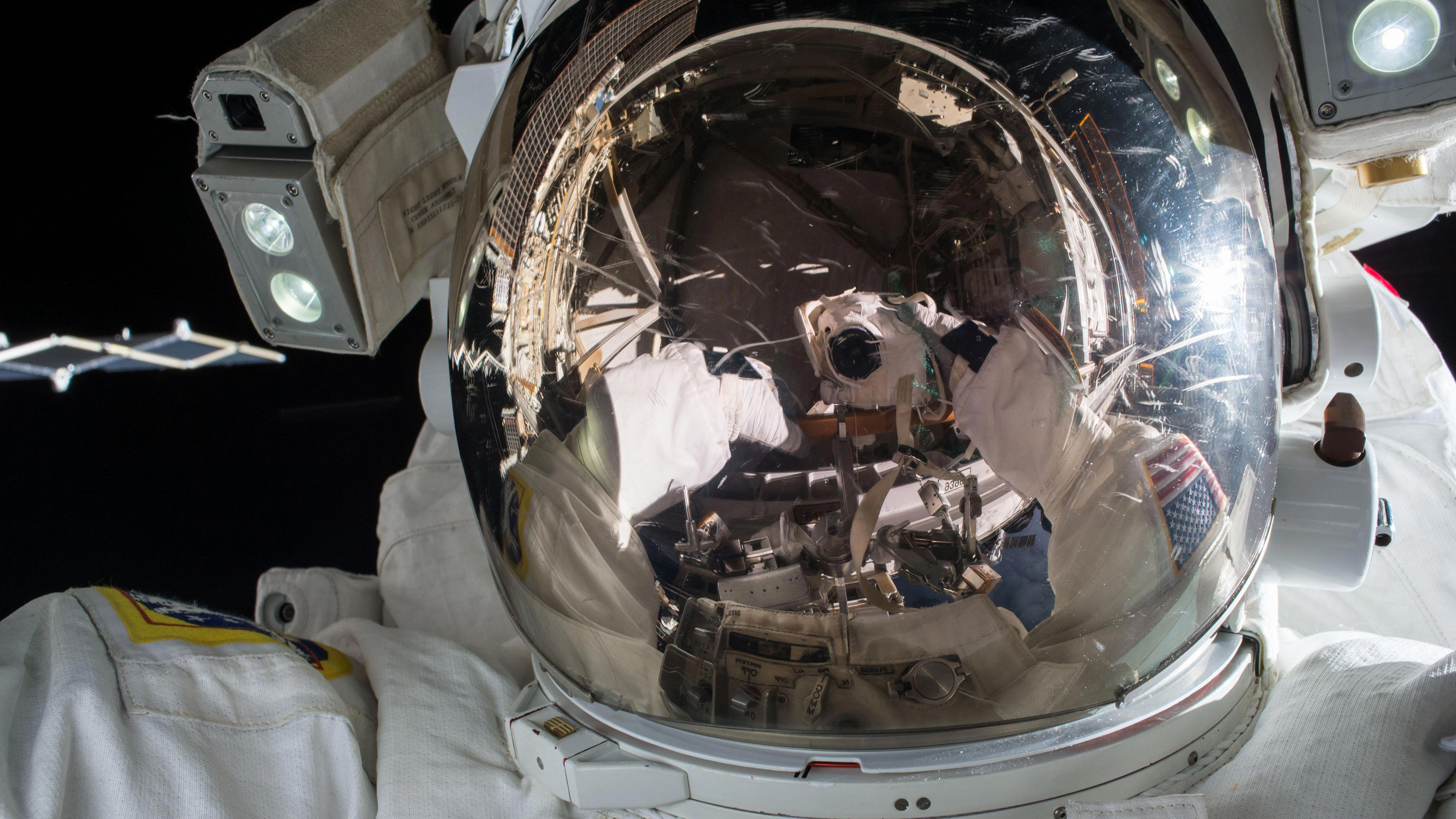 astronaut-in-space_4928x3280px