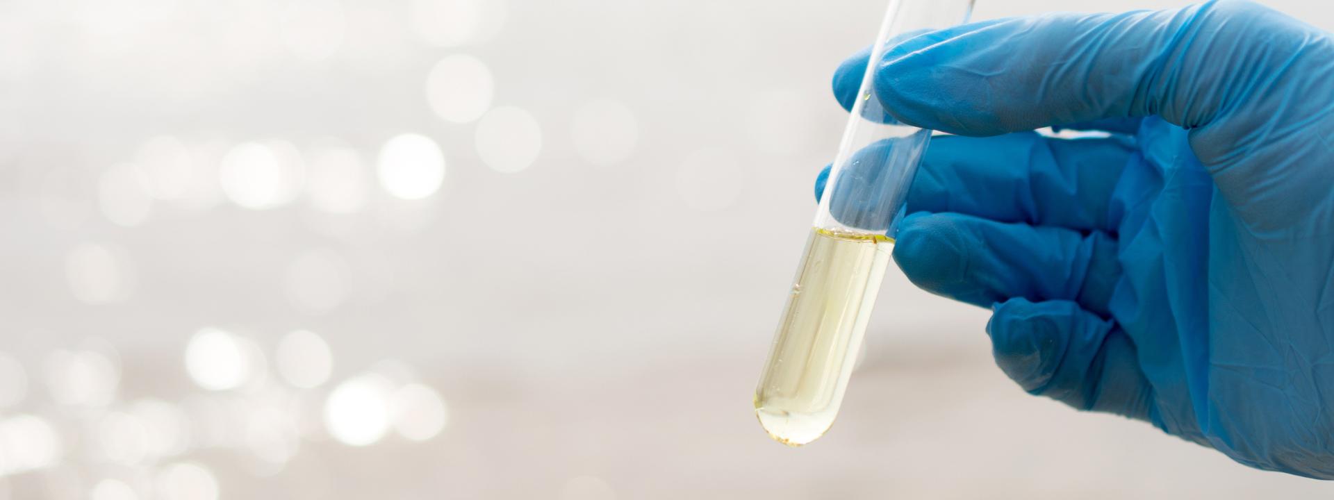 Laboratorioympäristö, jossa valmistellaan vesi- ja maaperänäytteitä PFAS-analytiikkaa varten
