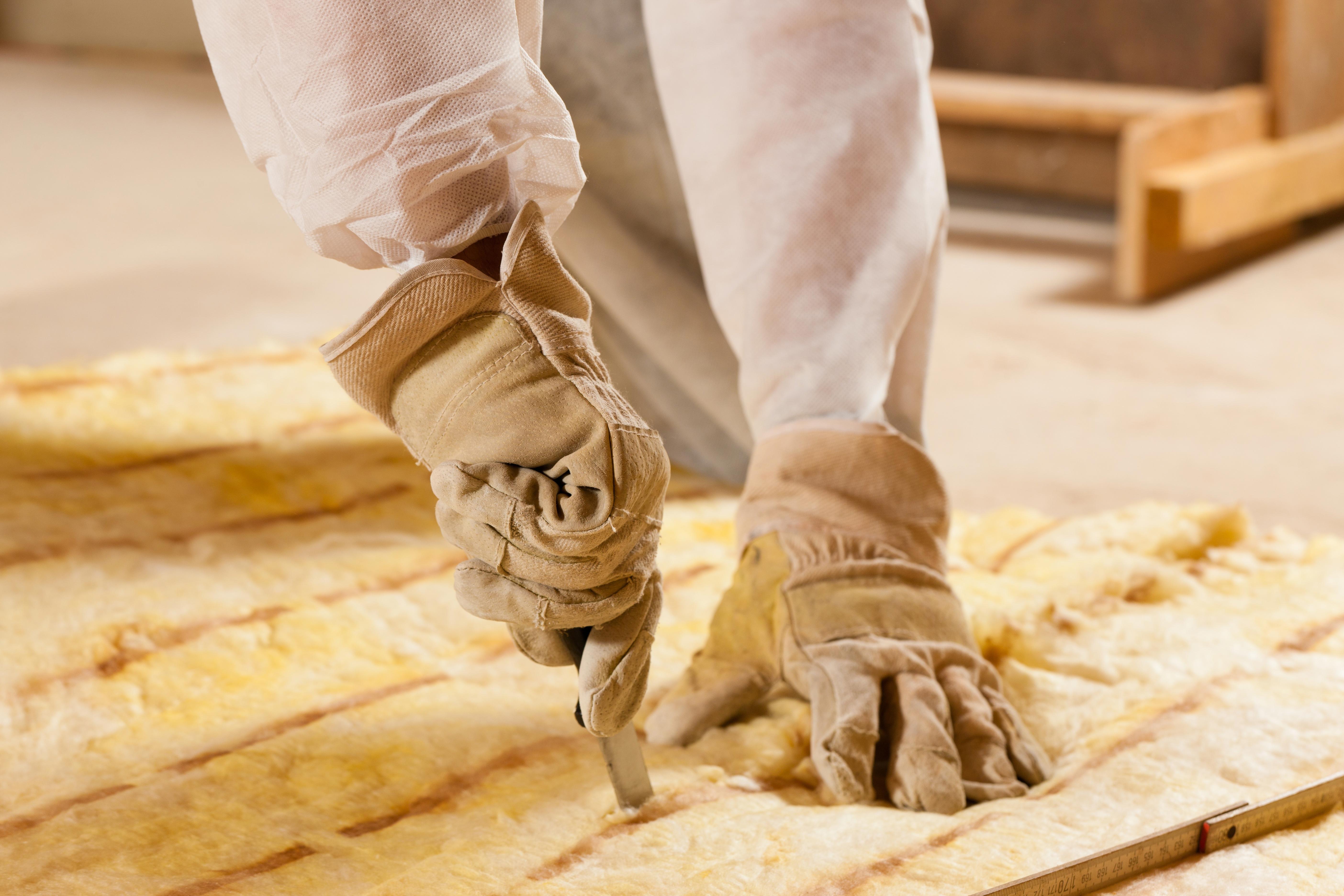 man-only-hand-to-be-seen-cutting-some-glass-wool-xxl_5616x3744px