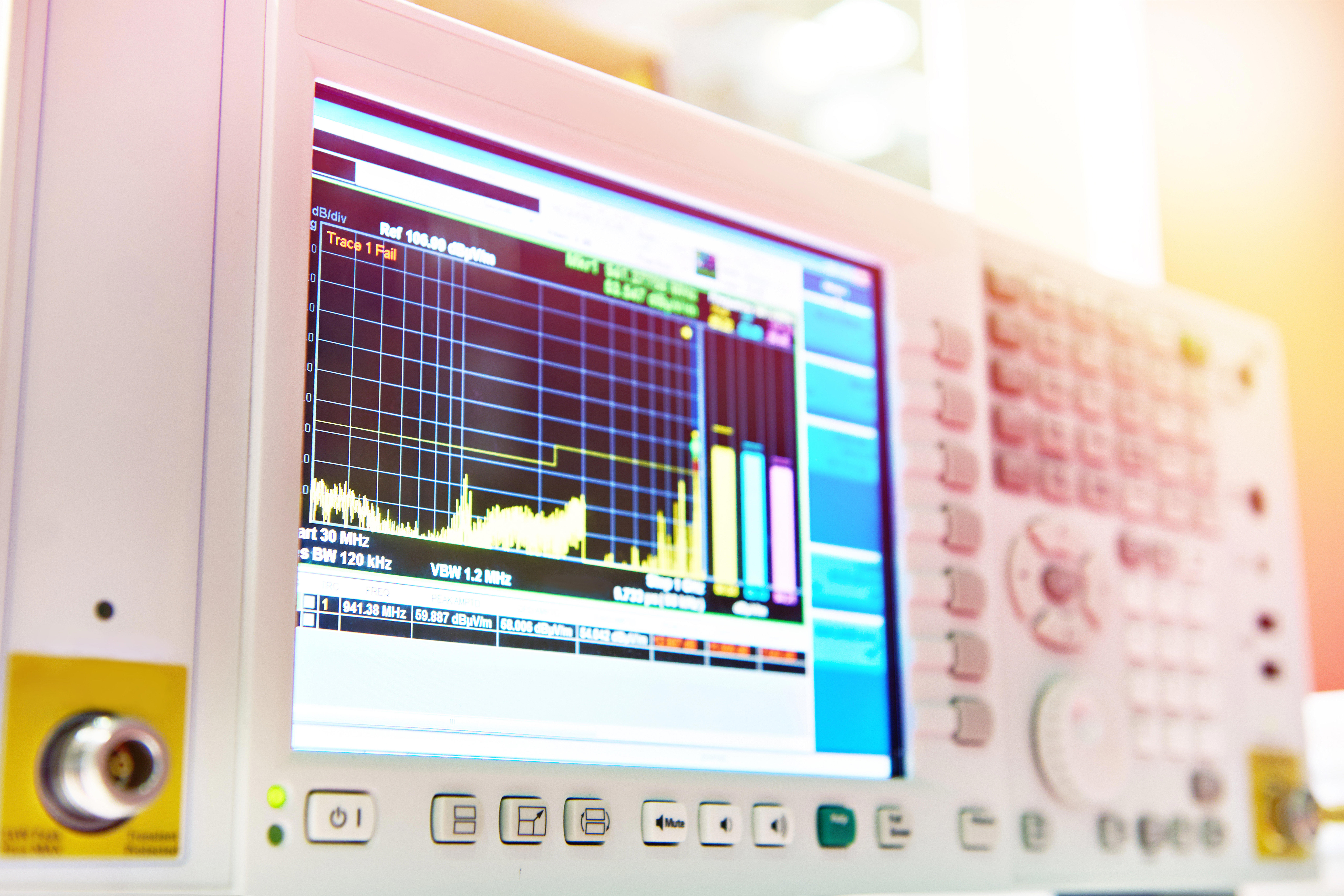 receiver-for-measuring-the-electromagnetic-field-with-display_8194-x-5463-px