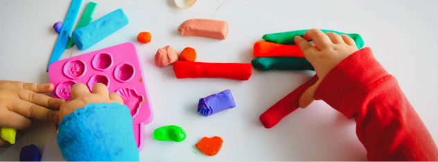 kids-play-with-clay-molding-shapes-learning-through-play_10080-x-6399-px-spejlvendt1