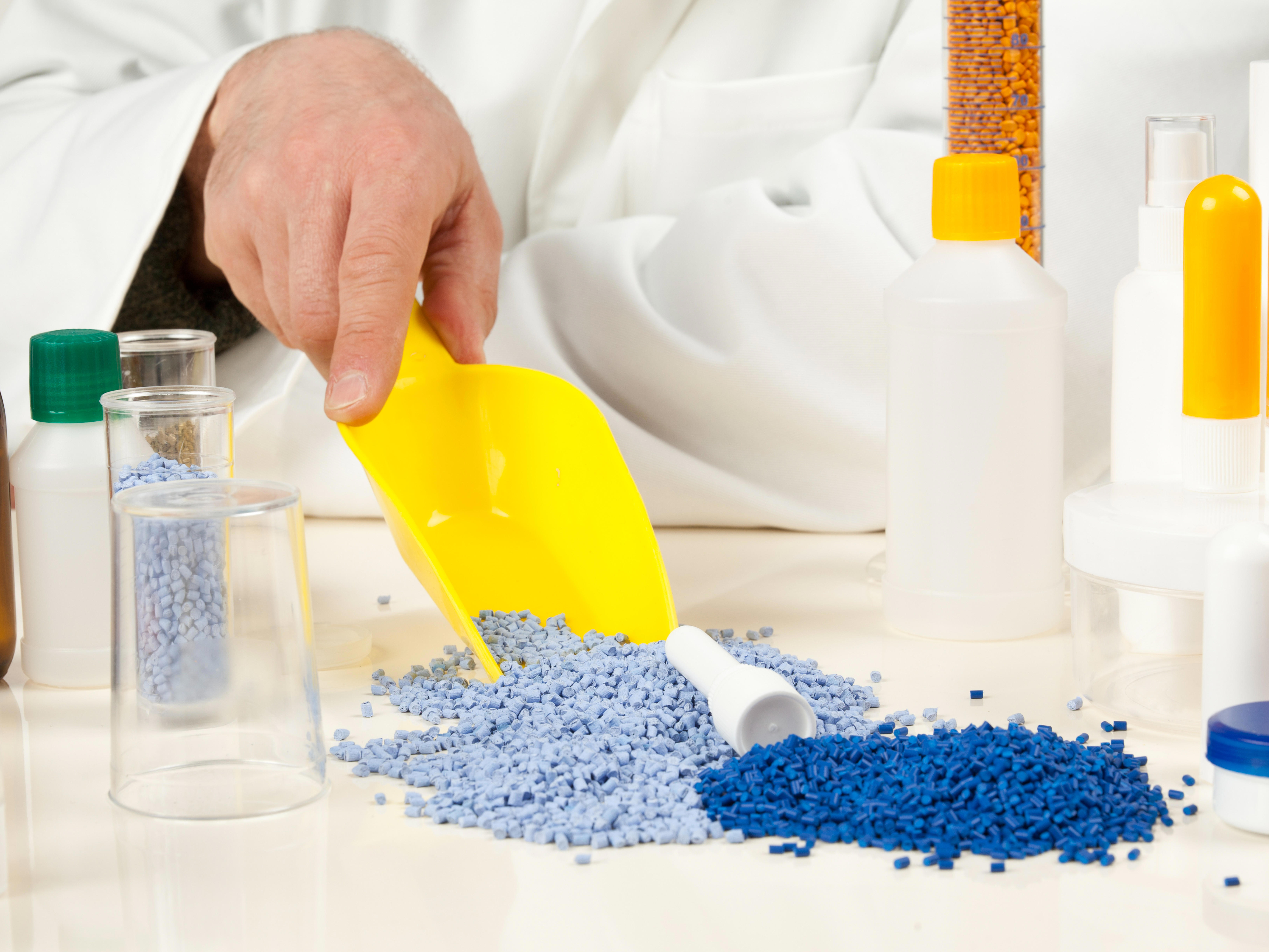 as_chemicals_3_technician-working-with-plastic-granules-xl_8424x5616px_4by3