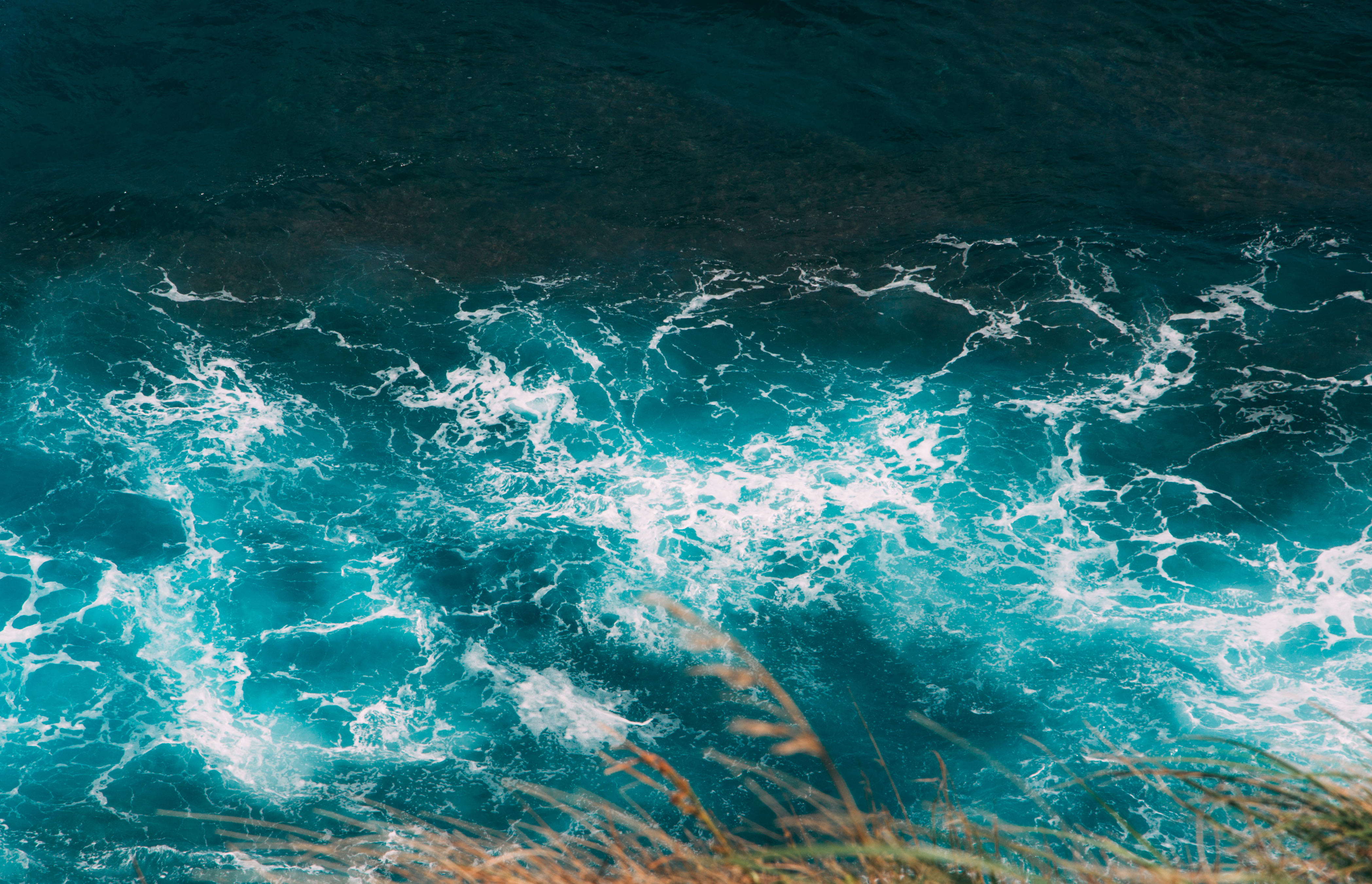 beautiful-ocean-water-with-white-foam-and-waves-2026-03-09-23-57-29-utc