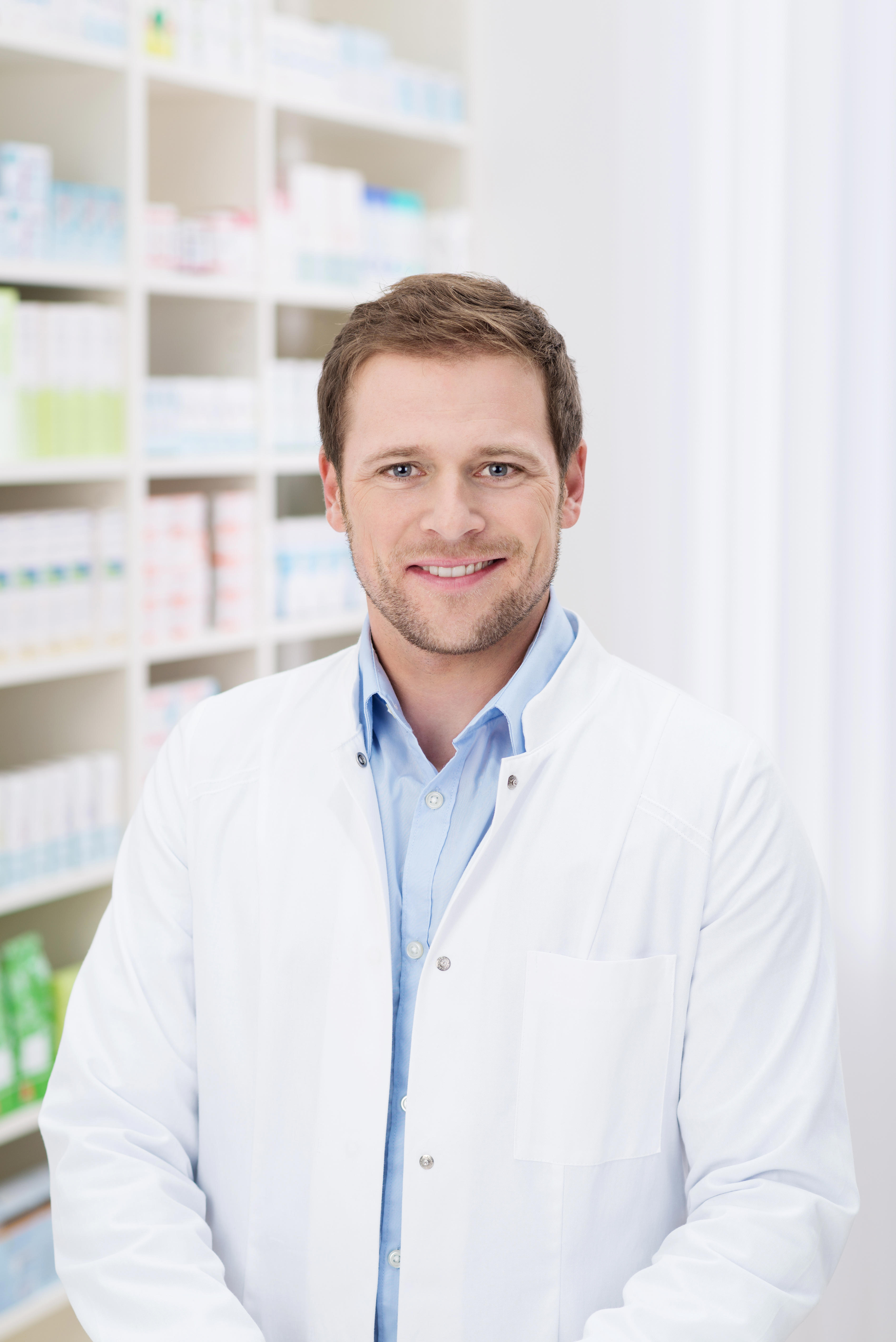 smiling-handsome-male-pharmacist-xxl_3766x5641px_new