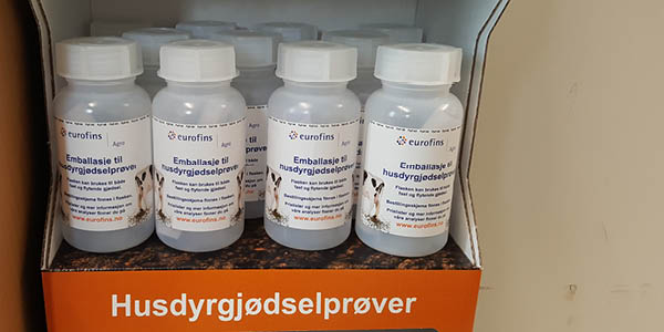 Gjødselflasker i display